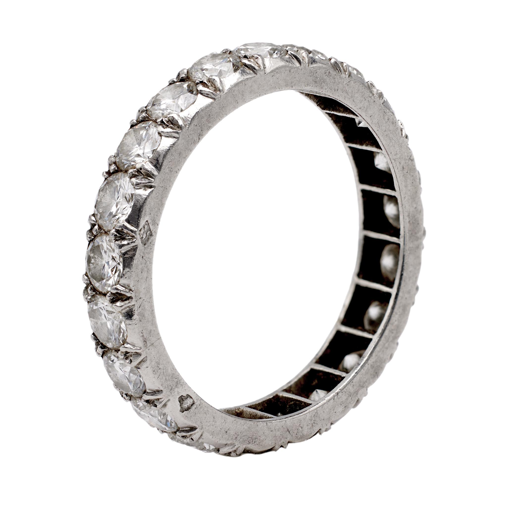 Französischer Diamant-Platin-Eternity-Ring aus der Mitte des Jahrhunderts für Damen oder Herren im Angebot