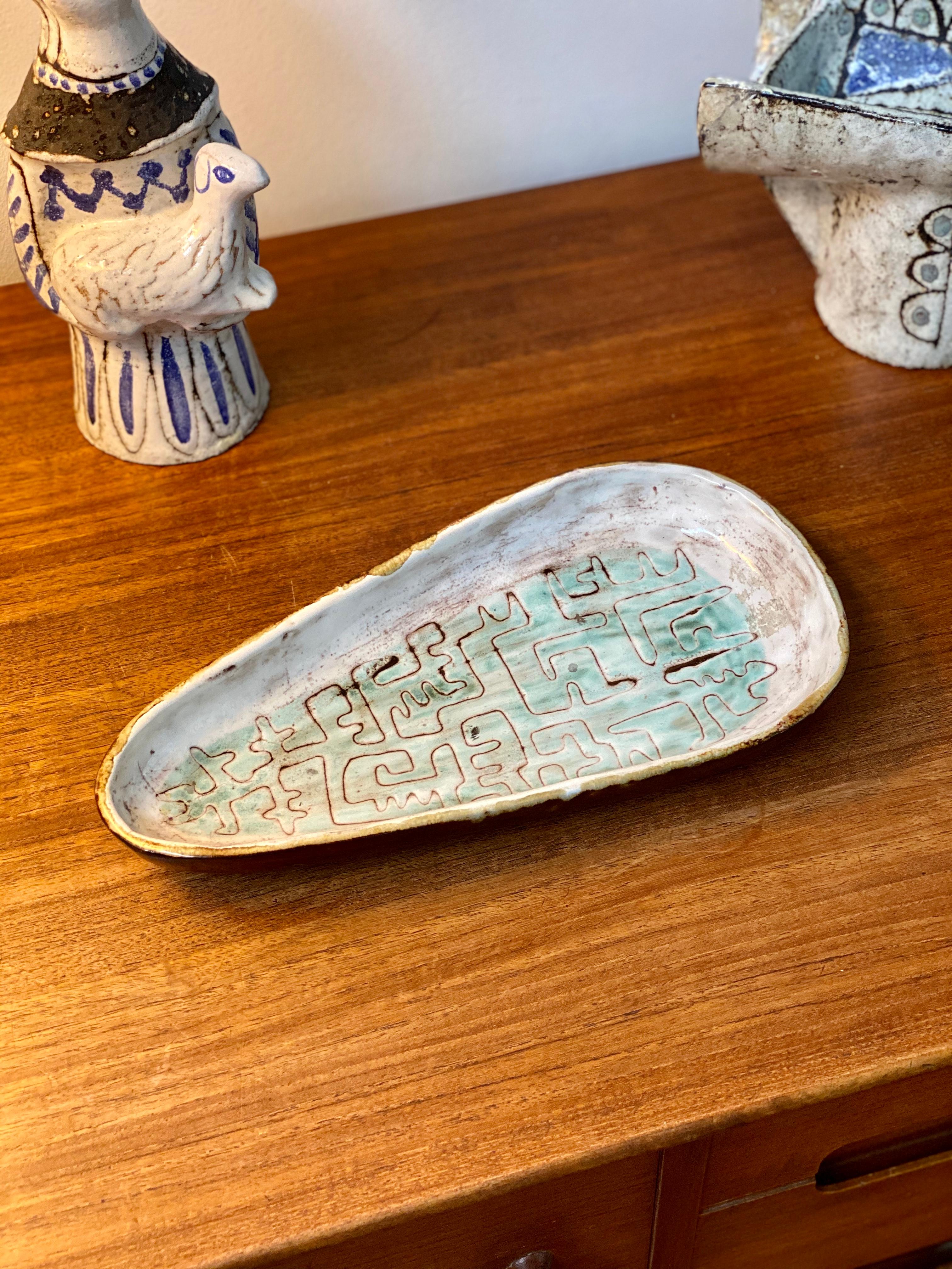 Midcentury French ceramic dish / vide-poche by Jean Rivier, circa 1960s. A softened-edge triangular shaped dish / vide-poche of enamel with a modern linear decoration reminiscent of a labyrinth or graffiti. It may also remind one of Keith Haring's