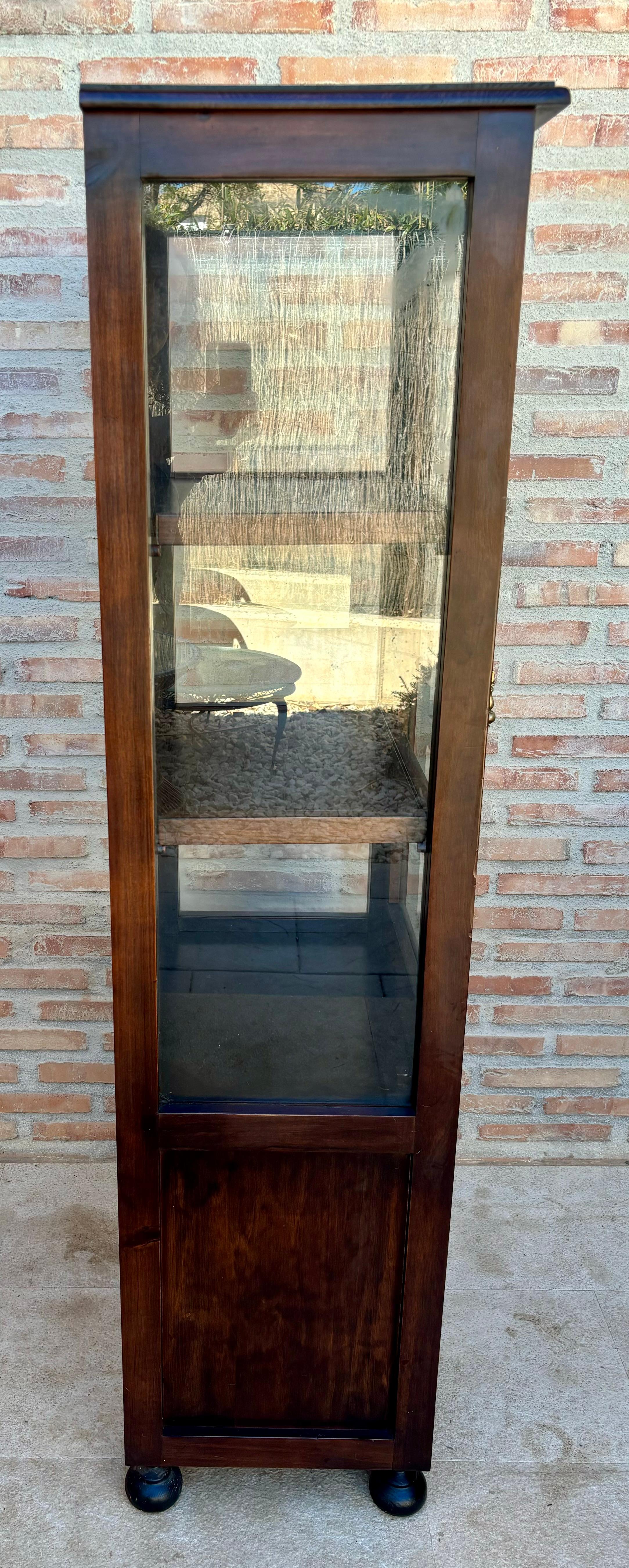 Stile provenzale Vetrina francese di metà secolo in noce e vetro, 1950 in vendita
