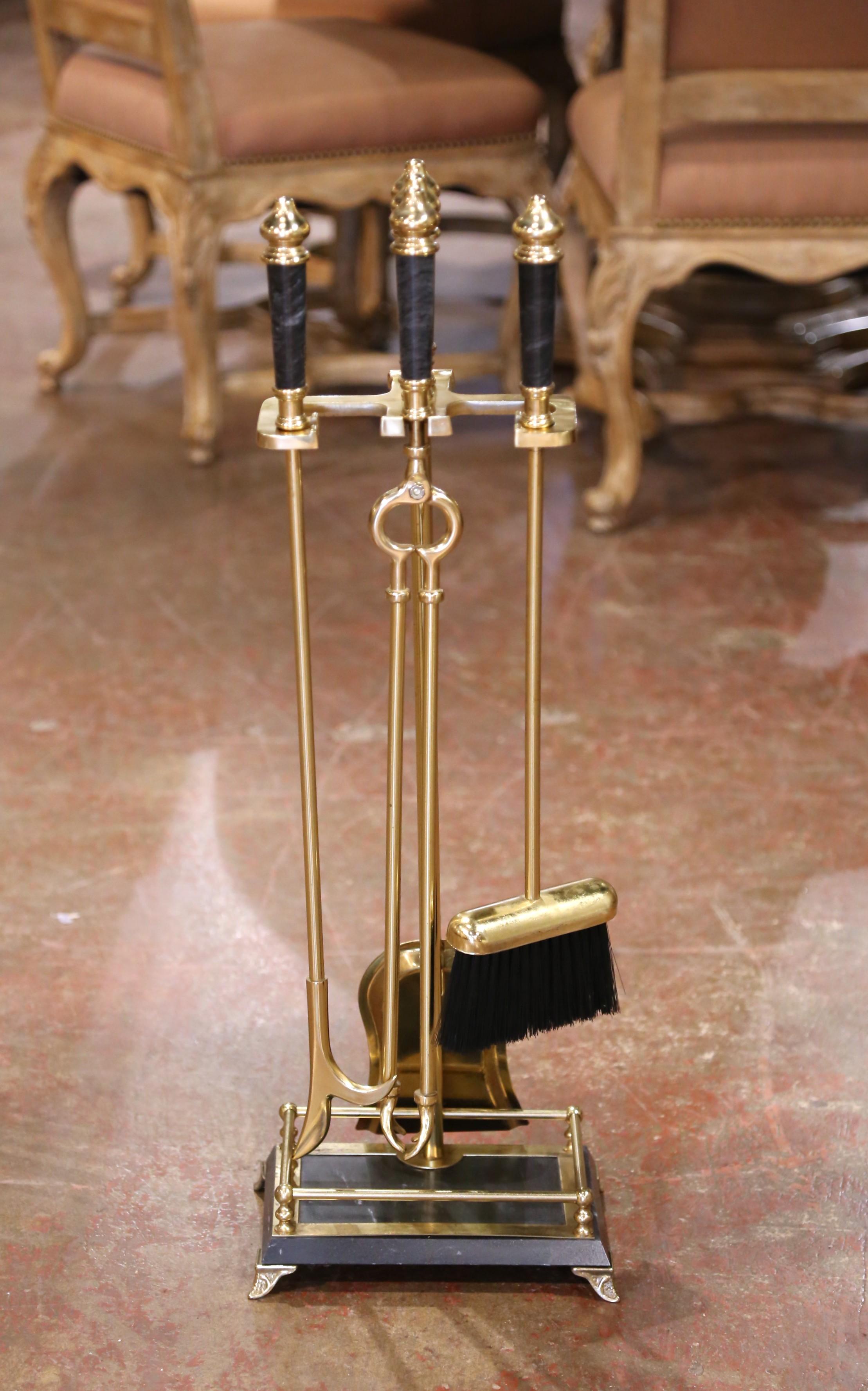 Posiziona questo elegante set di attrezzi da camino antichi accanto al tuo caminetto per un accento raffinato e funzionale. Realizzato in Francia intorno al 1970, questo serviteur in stile Impero presenta una struttura in ottone lucido montata su