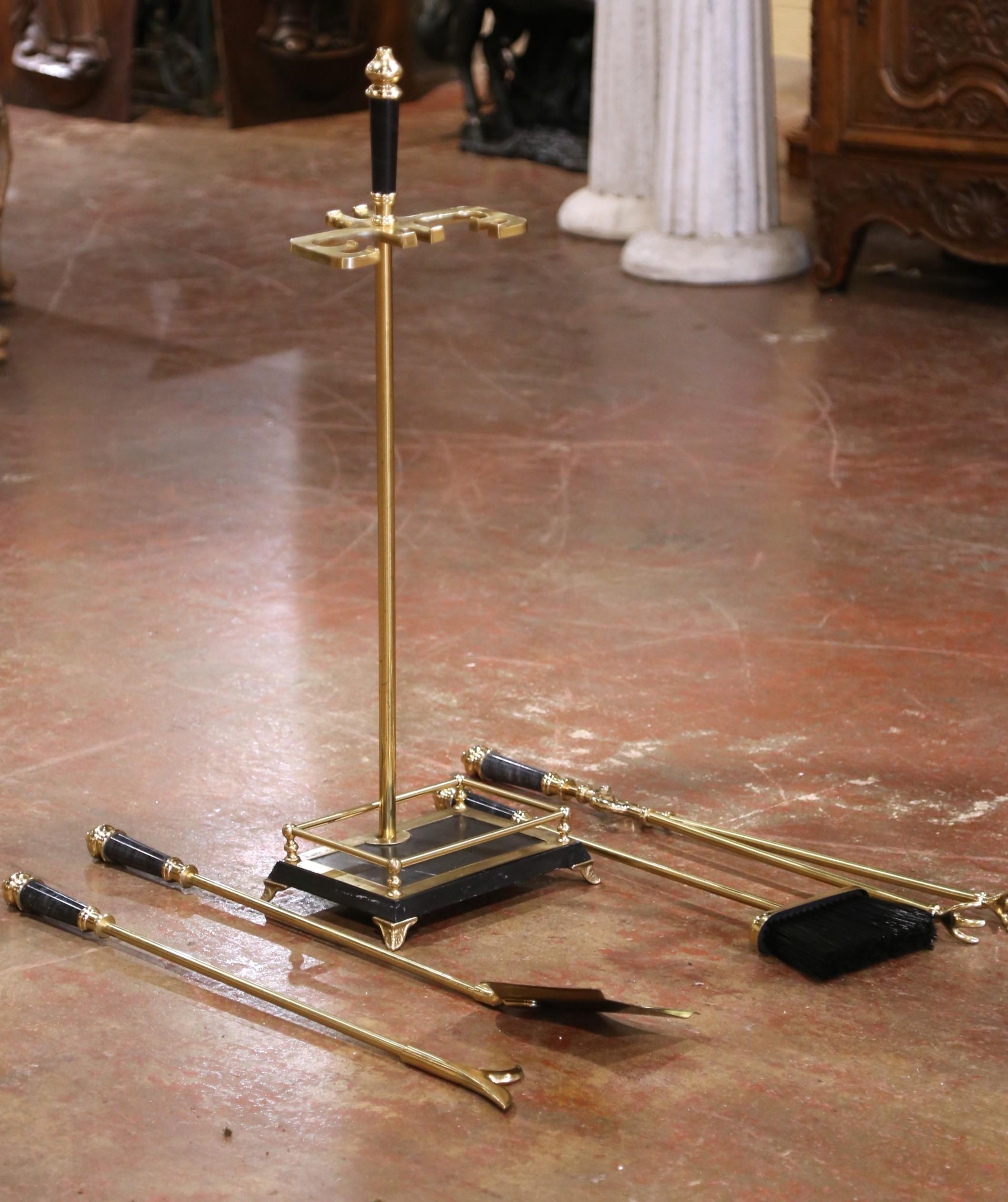 Stile impero Set di cinque utensili per caminetto in ottone e marmo dell'Impero francese di metà secolo su supporto in vendita