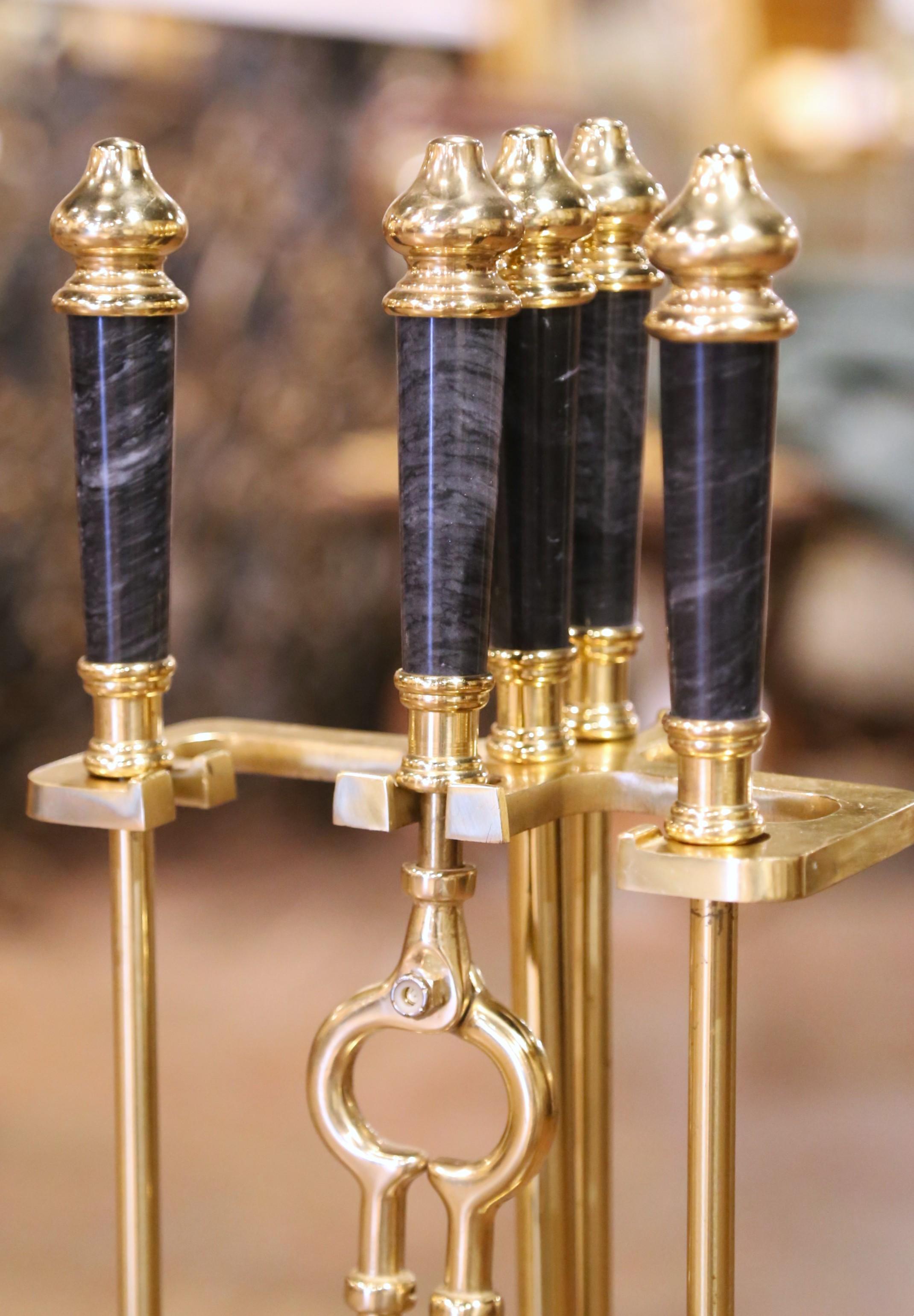 Set di cinque utensili per caminetto in ottone e marmo dell'Impero francese di metà secolo su supporto In condizioni ottime in vendita a Dallas, TX