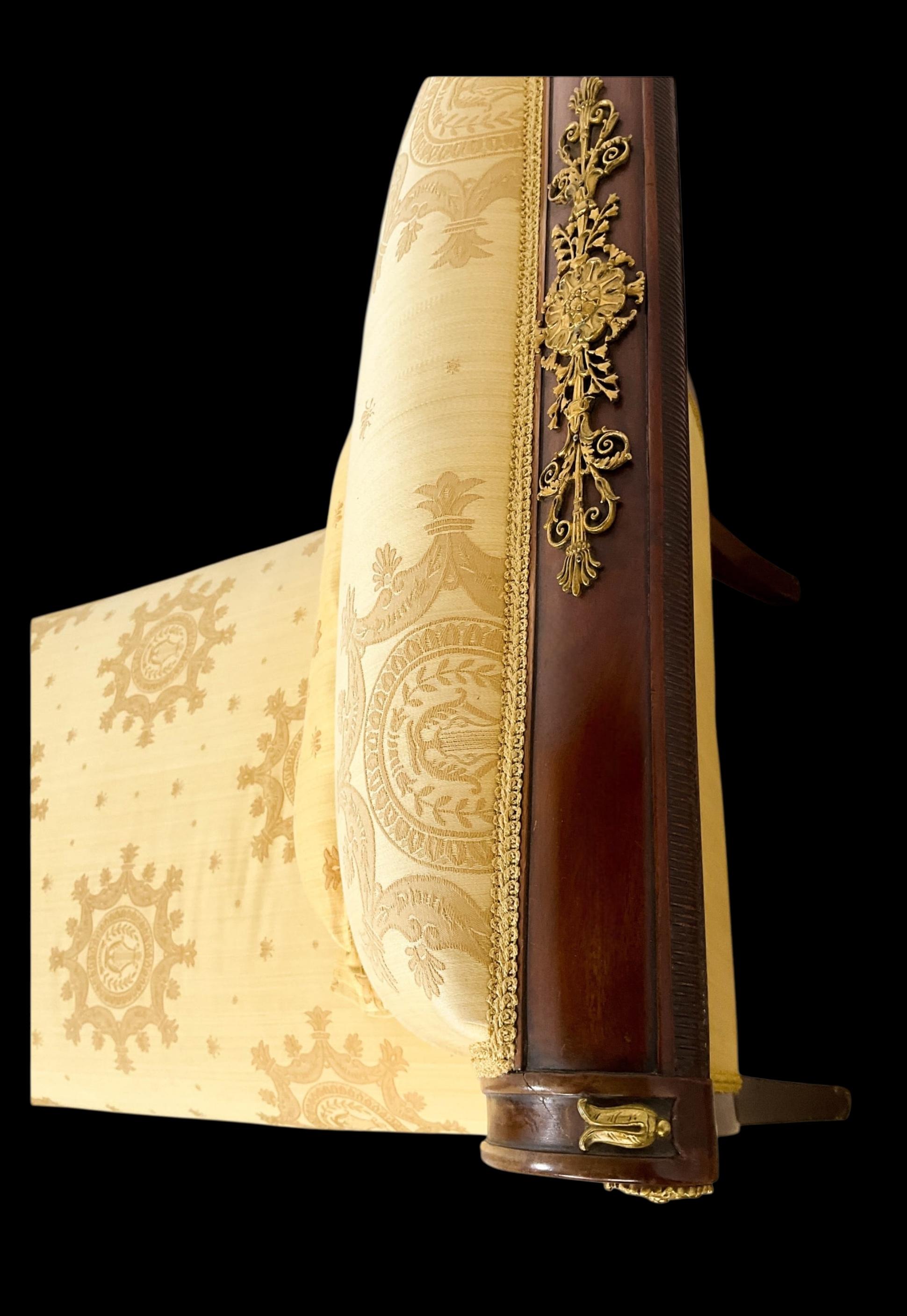 Mid-Century French Empire Style Chaise With Mahogany And Bronze Frame en vente 3