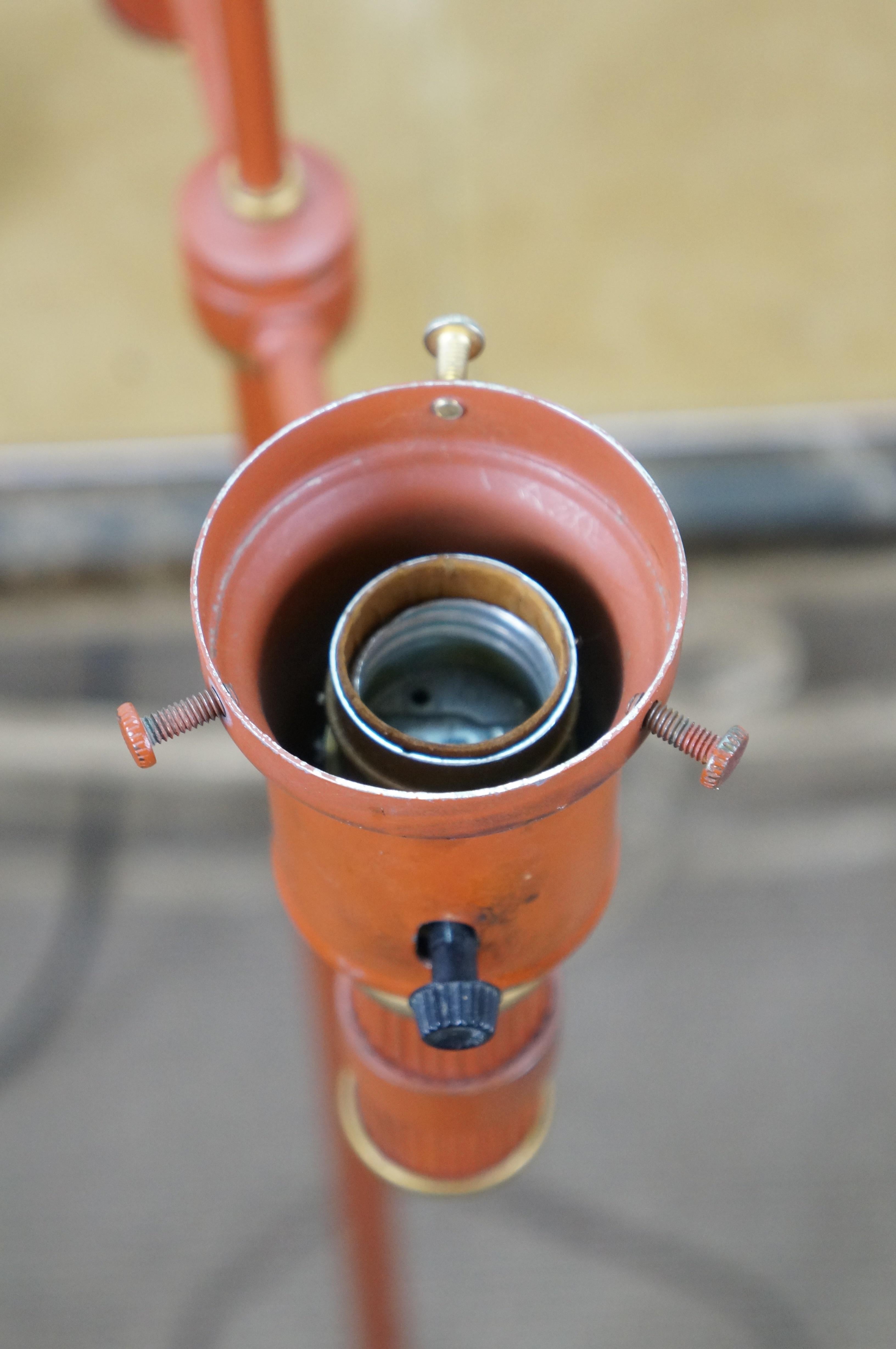 Lámpara de pie de estudiante de metal tole rojo y dorado estilo Imperio francés de mediados de siglo 57 en venta 9