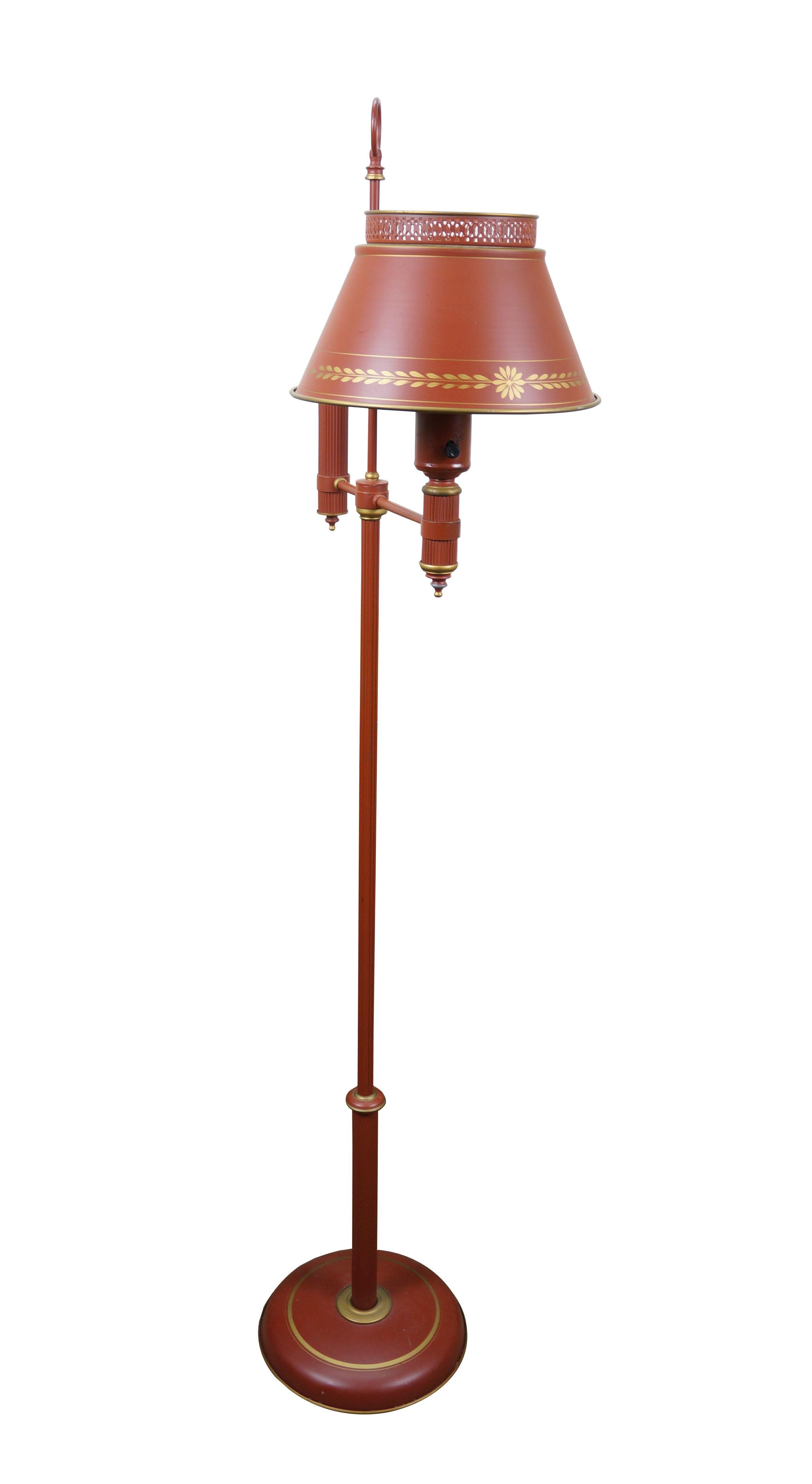 Lámpara de pie de estudiante de cerámica toleera metálica de mediados del siglo XX, pintada de rojo con detalles dorados y borde floral / foliado en la pantalla. La pantalla metálica descansa sobre una pantalla de luz ascendente de cristal de leche