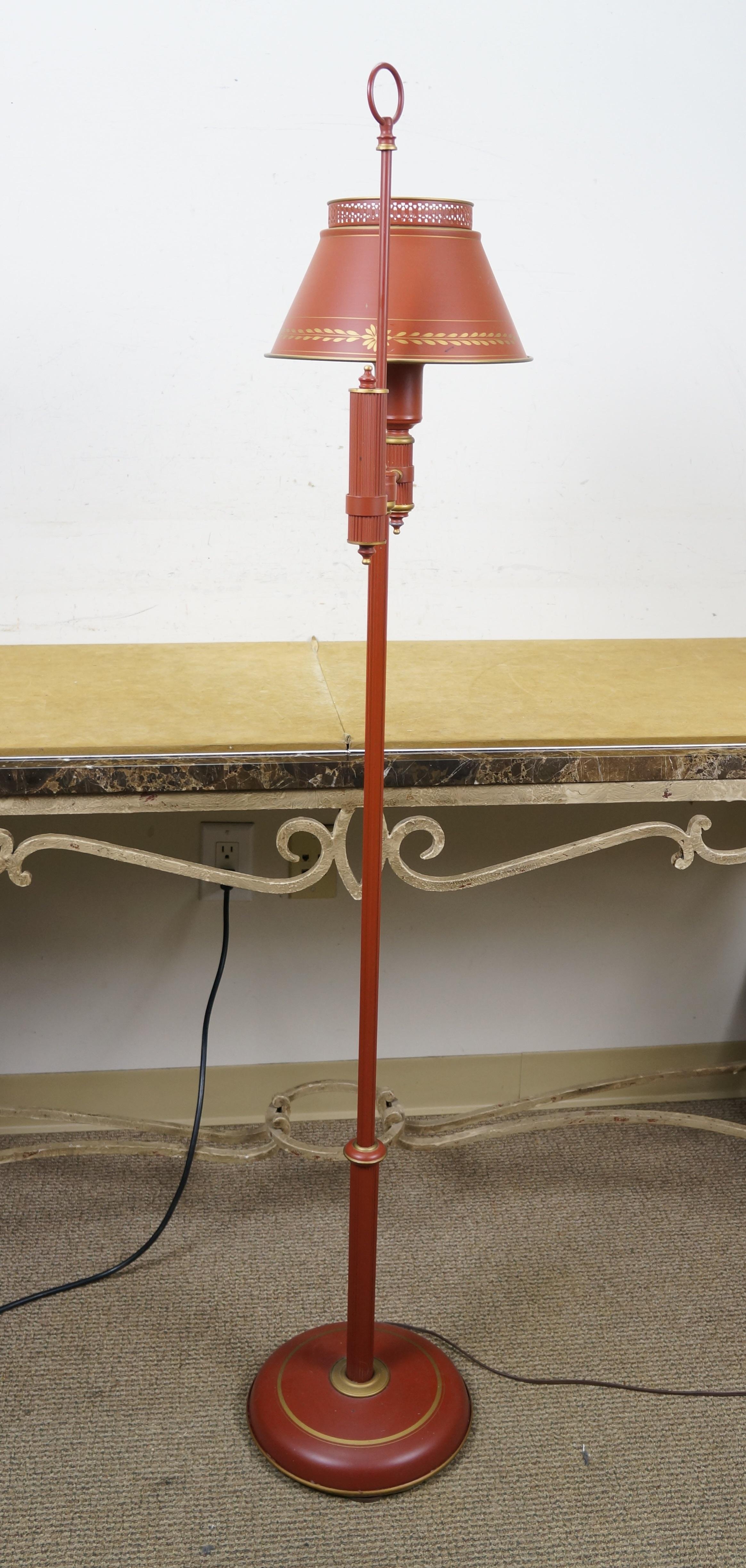 Lámpara de pie de estudiante de metal tole rojo y dorado estilo Imperio francés de mediados de siglo 57 siglo XX en venta