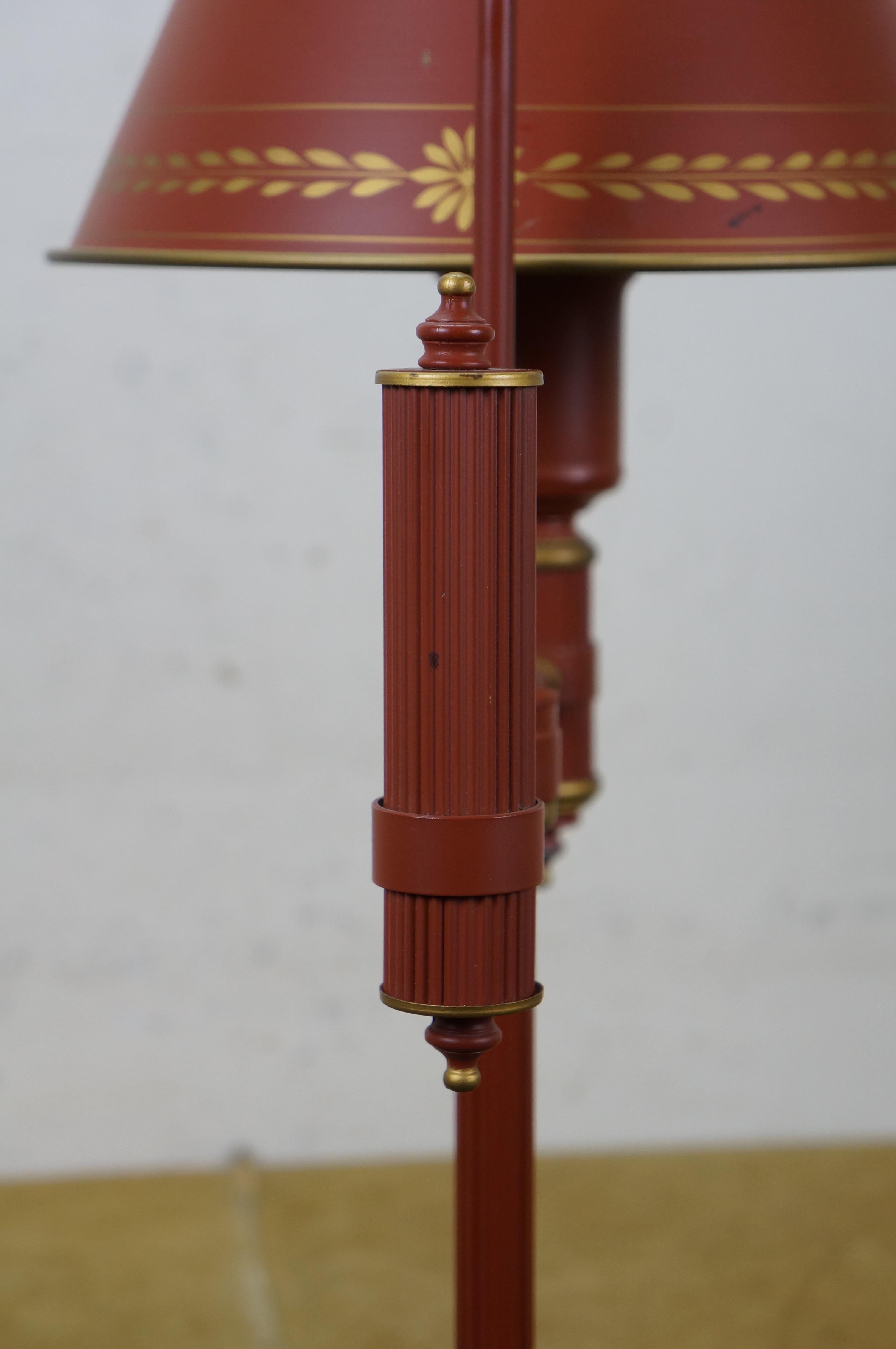 Lámpara de pie de estudiante de metal tole rojo y dorado estilo Imperio francés de mediados de siglo 57 Metal en venta