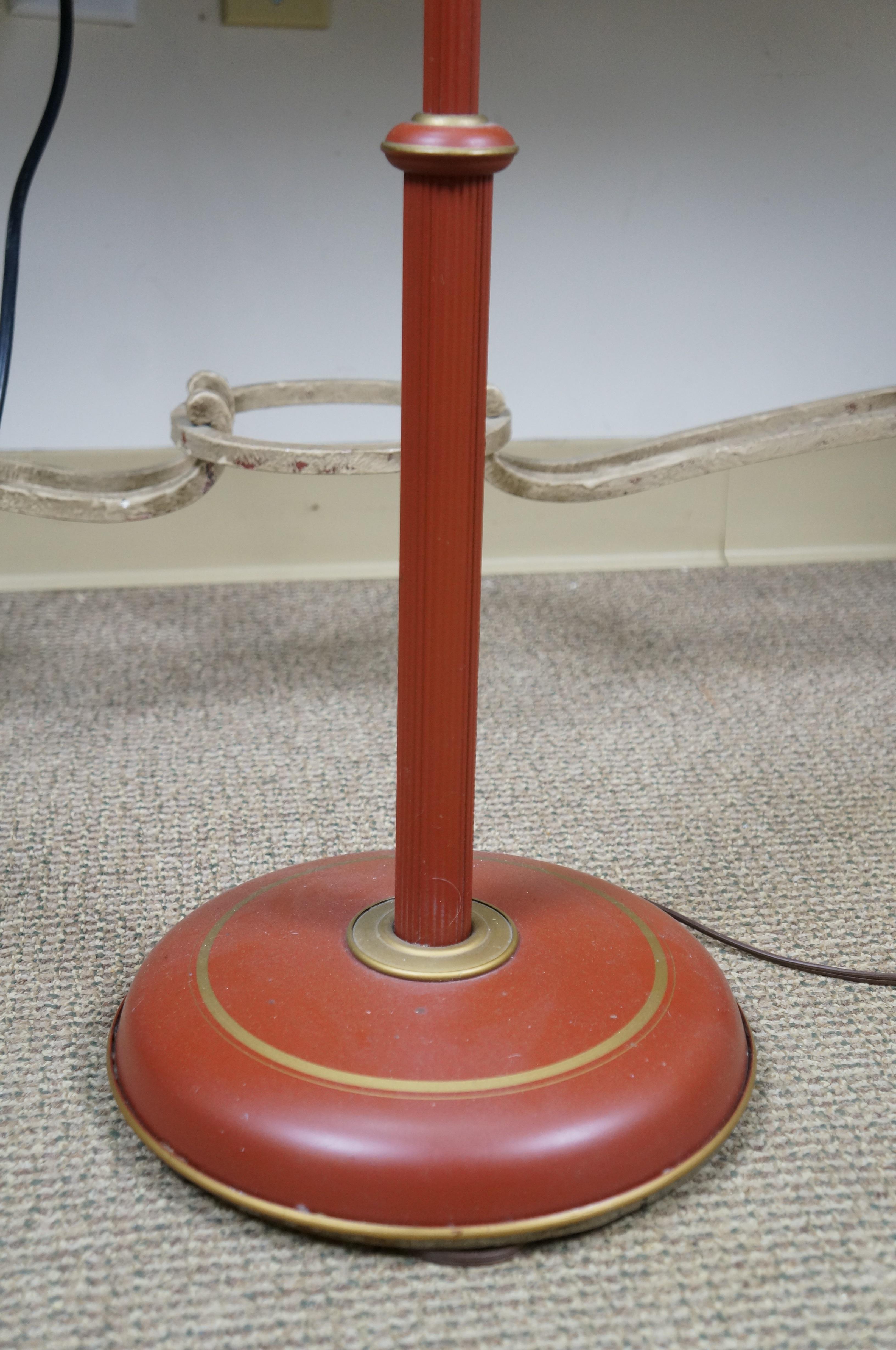 Lámpara de pie de estudiante de metal tole rojo y dorado estilo Imperio francés de mediados de siglo 57 en venta 1