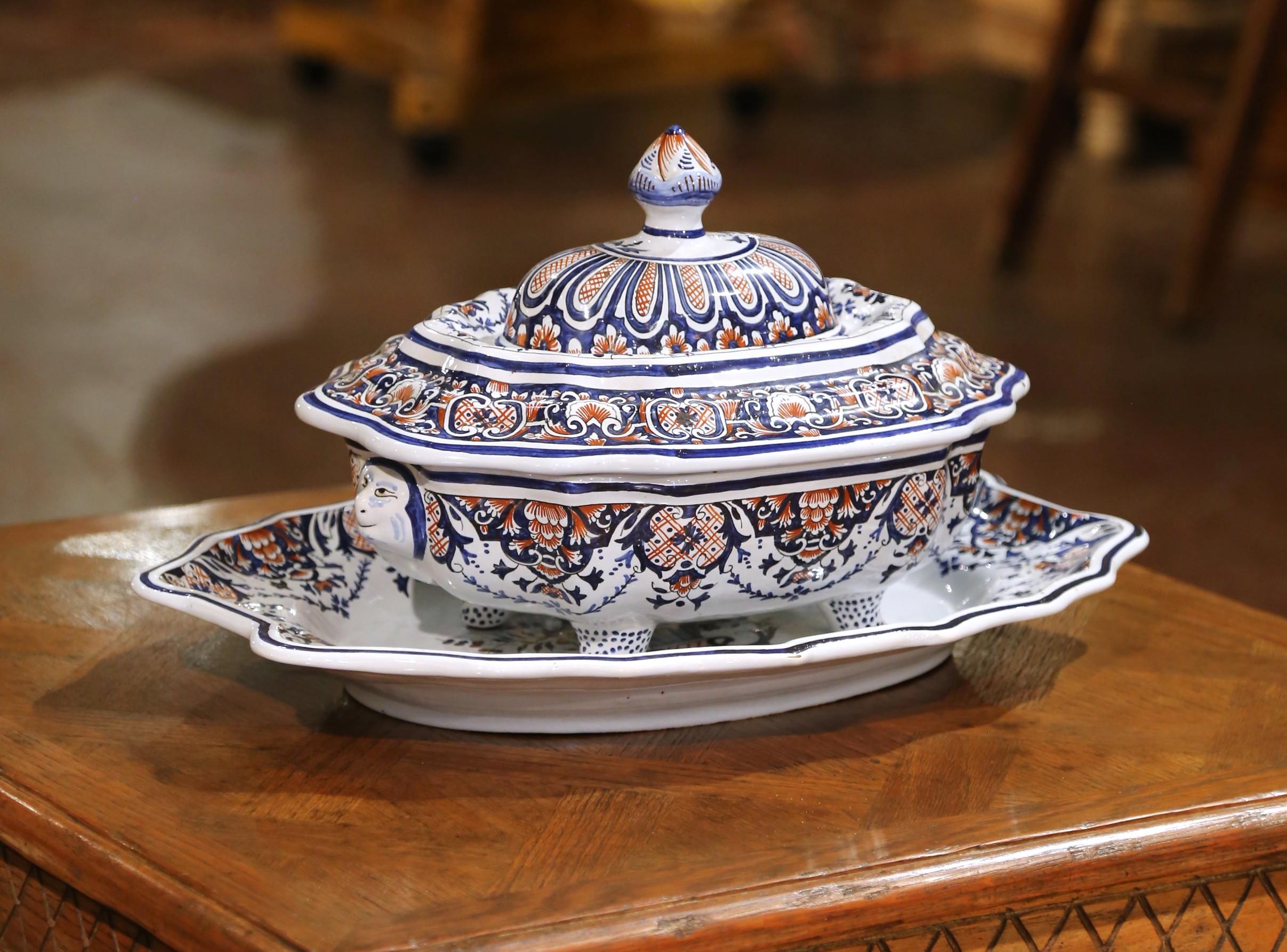 Questo vivace centrotavola faïence a tre pezzi è stato realizzato a Rouen, in Francia, a metà del XX secolo, attingendo alla secolare tradizione ceramica della città. Nota per le sue terrecotte riccamente decorate, Rouen è stata un importante centro
