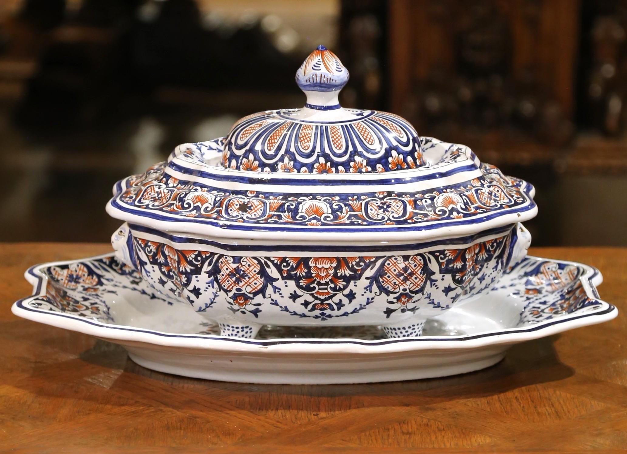 Francese Centrotavola Faïence francese di Rouen, metà secolo, con zuppiera, piatto e coperchio in vendita