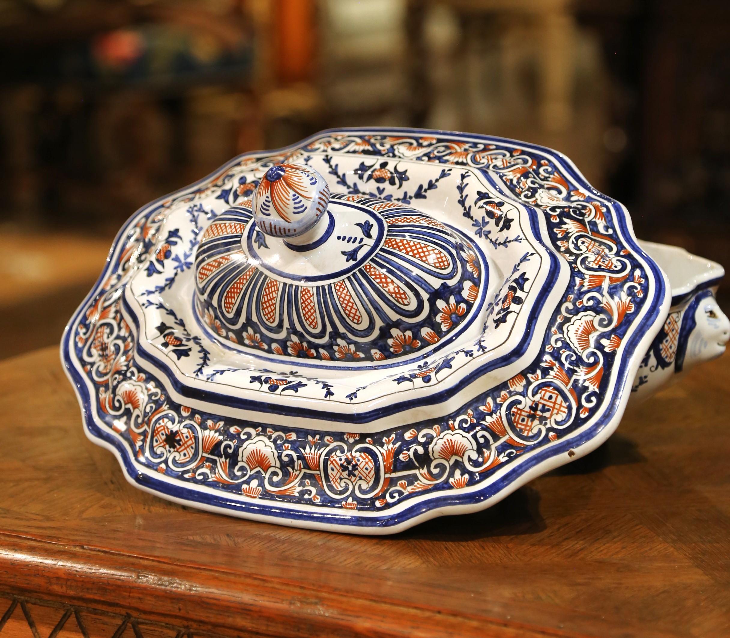 Ceramica Centrotavola Faïence francese di Rouen, metà secolo, con zuppiera, piatto e coperchio in vendita