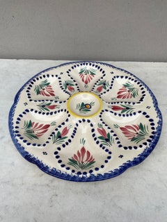 Assiette à huîtres en faïence française du milieu du siècle, Quimper