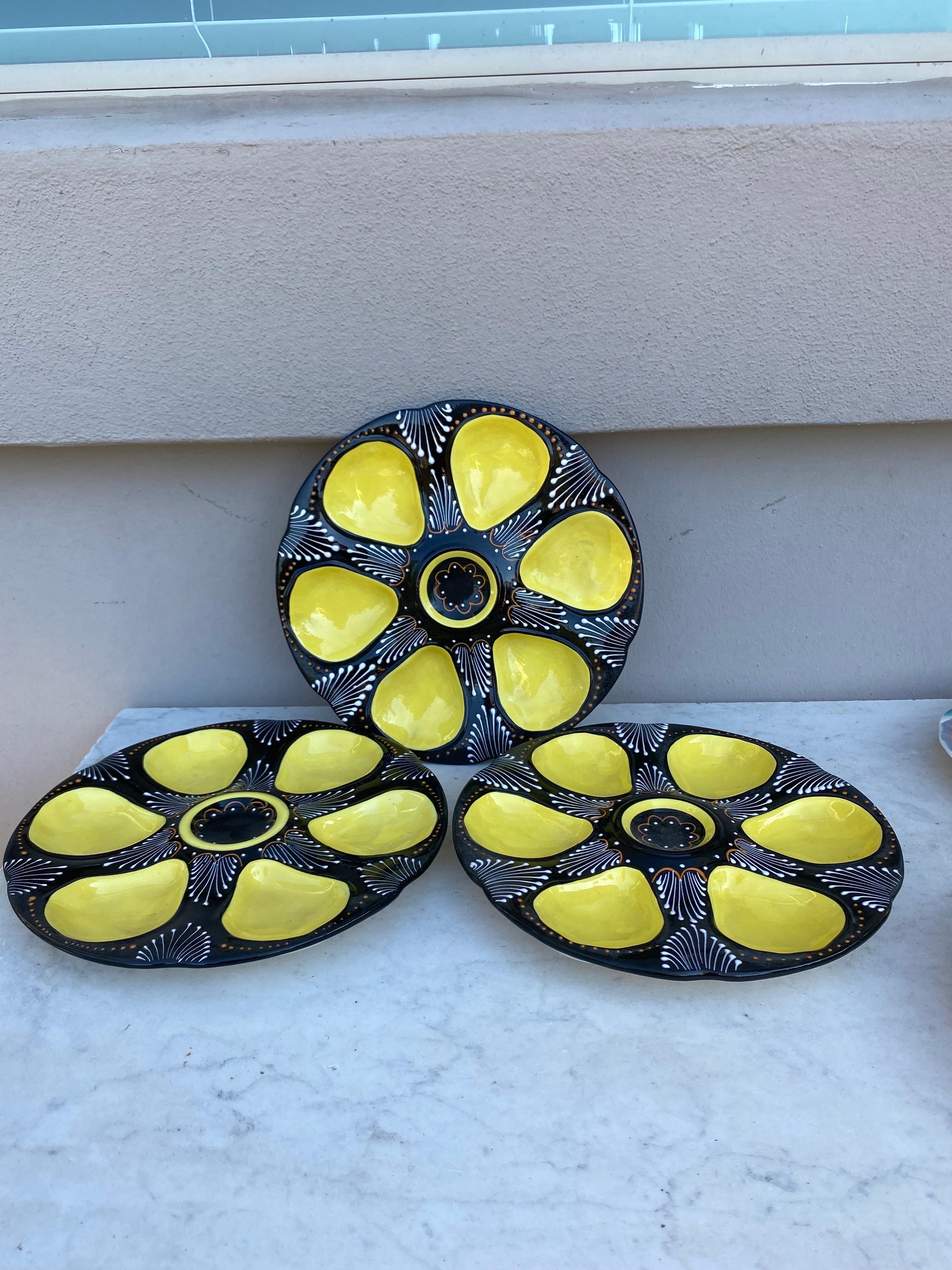 French faience black and yellow oyster plate signed Quimper, circa 1940.