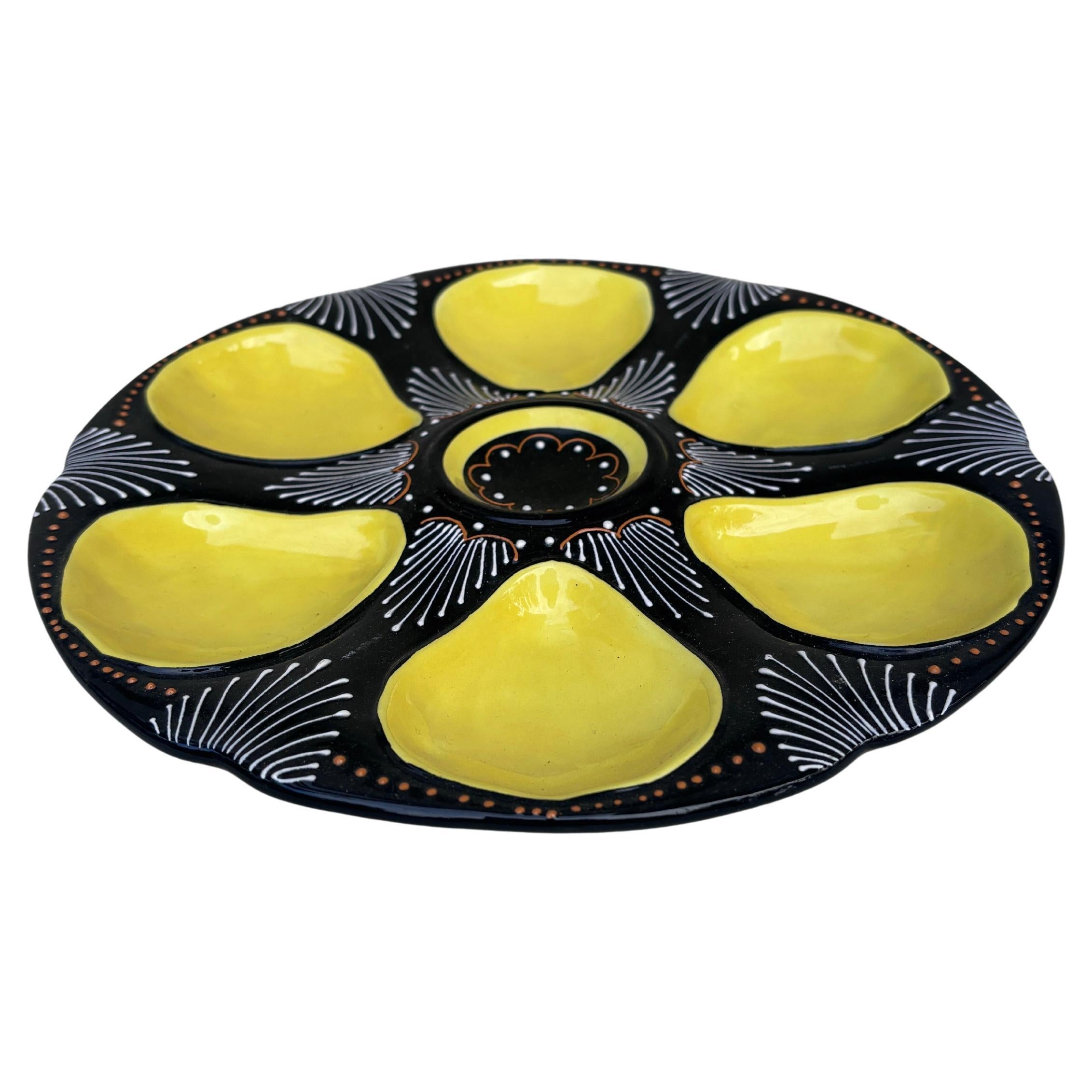 Assiette à huîtres Quimper en faïence française du milieu du siècle Bon état - En vente à Austin, TX