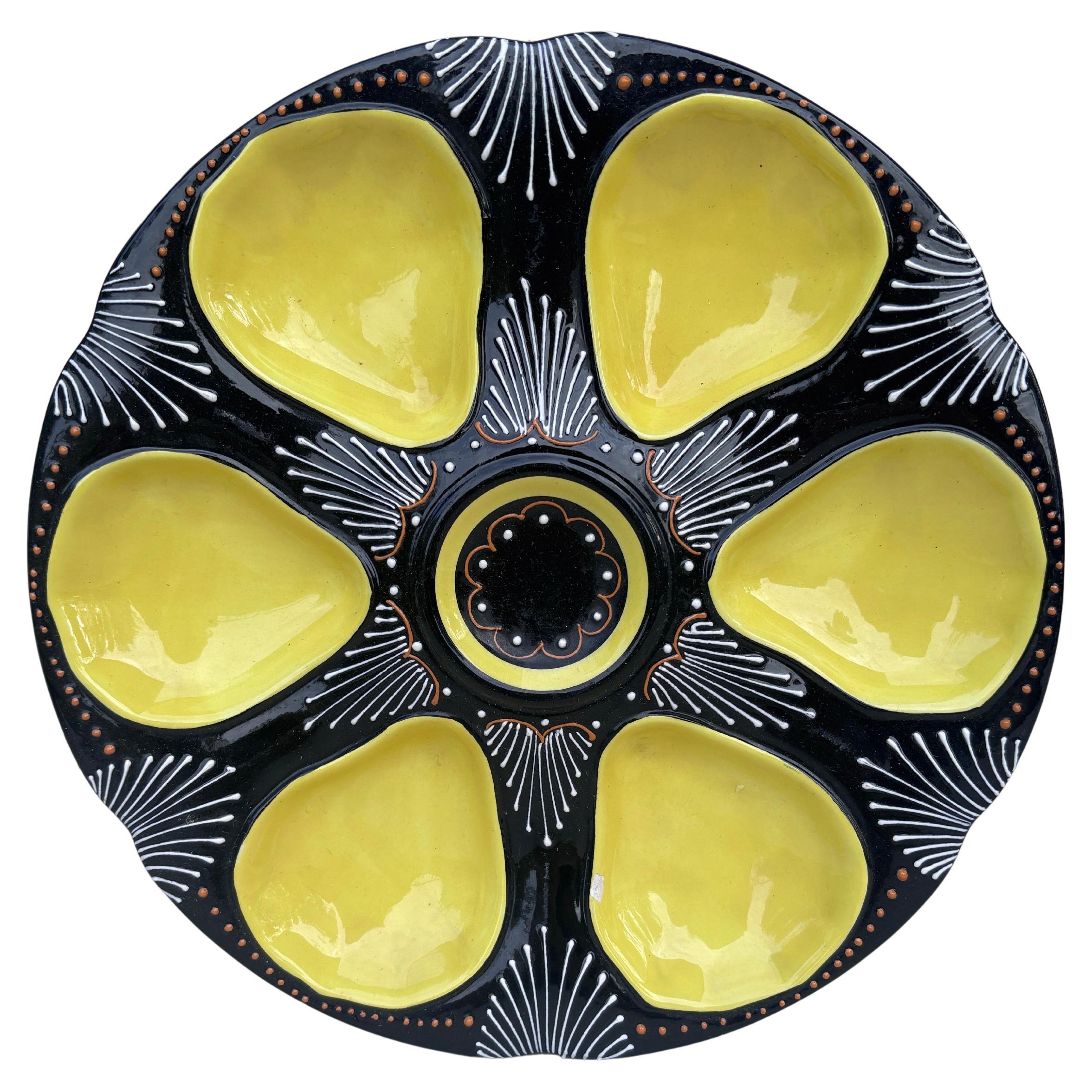 Assiette à huîtres Quimper en faïence française du milieu du siècle