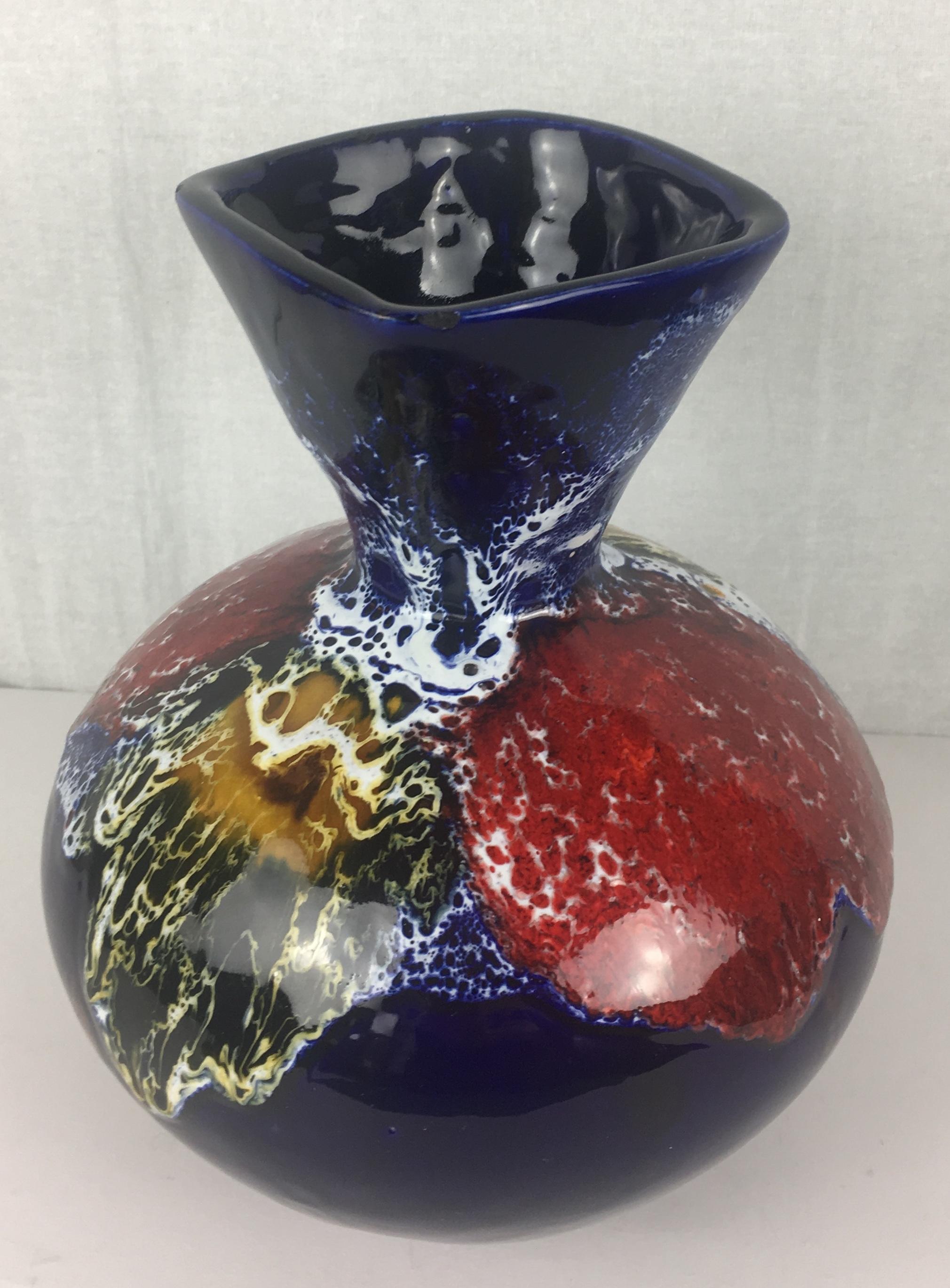 Français Vase à fleurs Vallauris en lave grasse multicolore de style français du milieu du siècle dernier en vente
