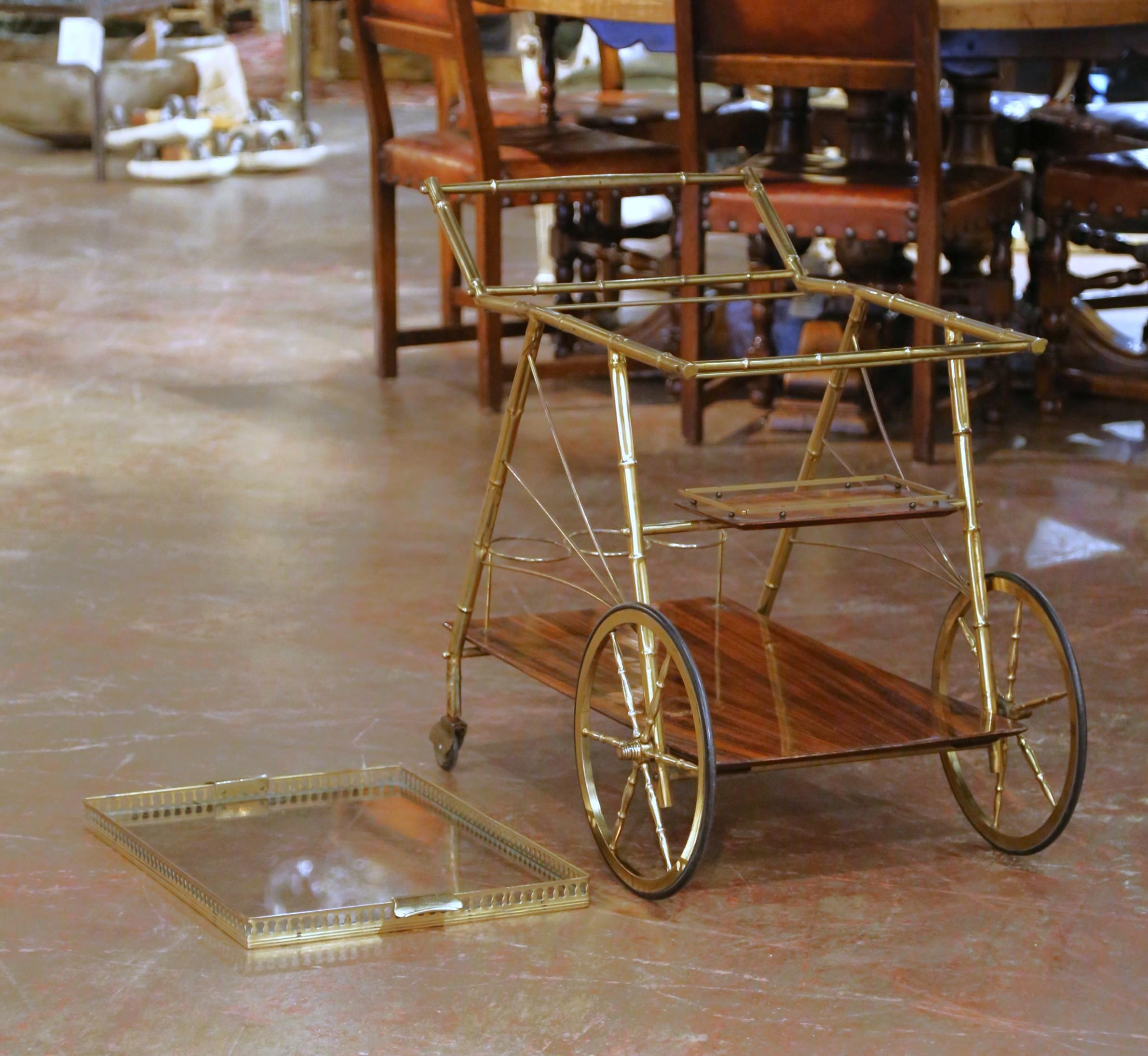 Carrello da bar francese di metà secolo in finto bambù, ottone e mogano con vassoio rimovibile in vendita 4