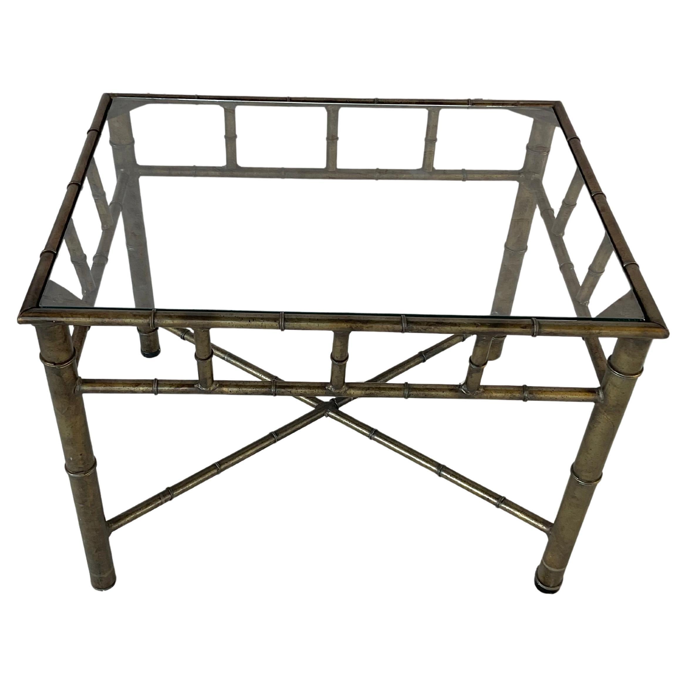 Mid-Century moderno Tavolino francese di metà secolo in finto bambù e ottone in vendita