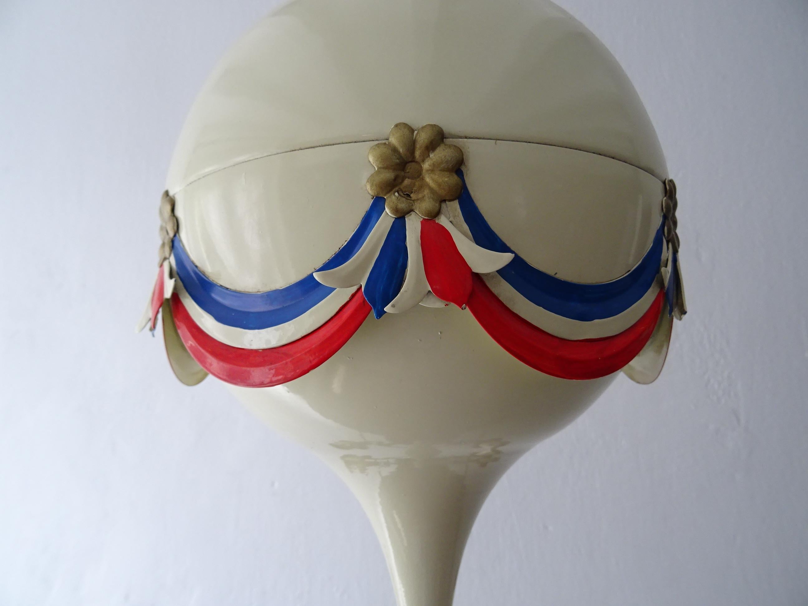 Français Lustre en forme de montgolfière à drapeau français du milieu du siècle, circa 1950 en vente