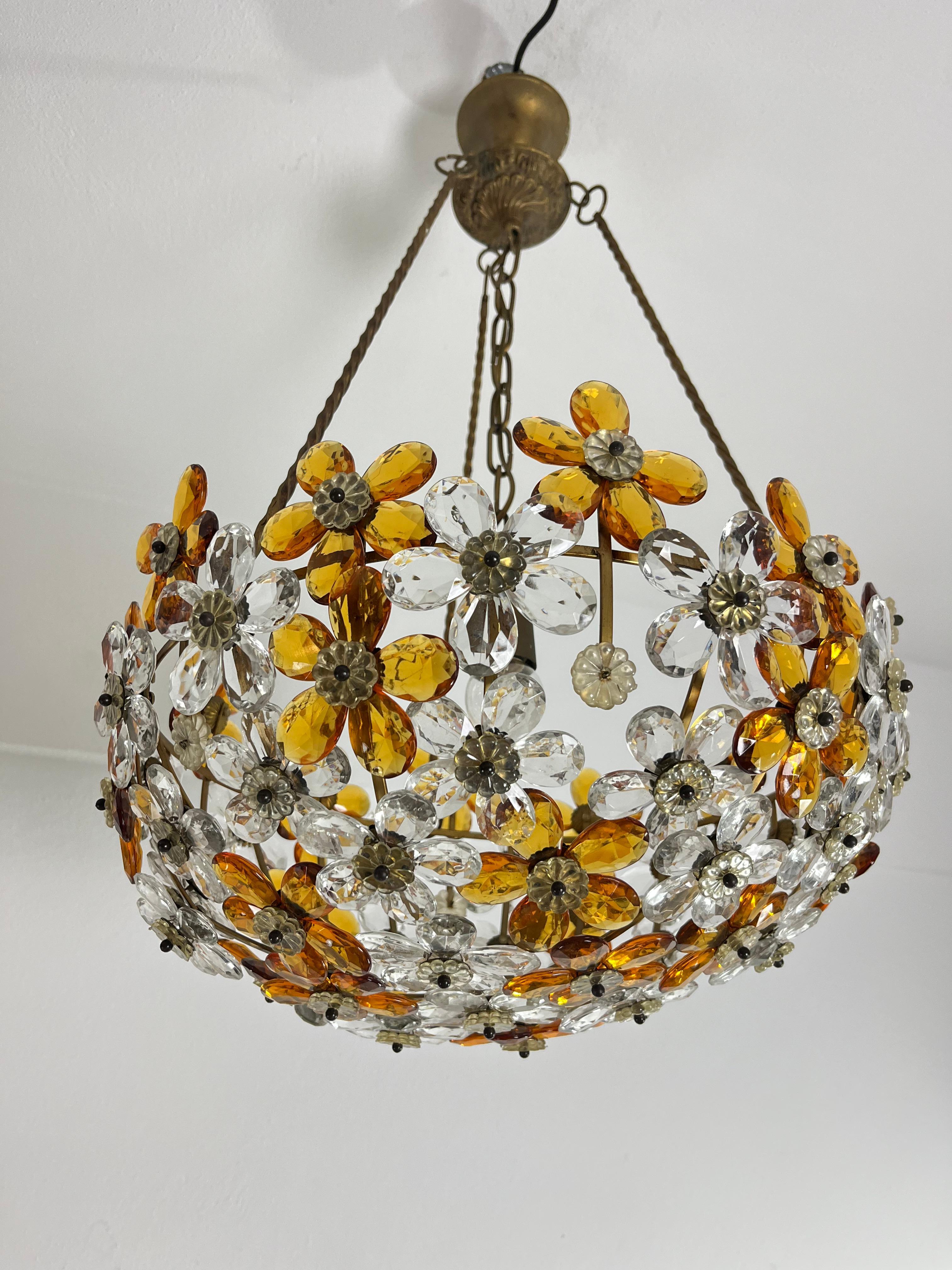 Mid century French floral chandelier in brass and faceted crystal, 1960s.
Good condition, E27 lamp.

We guarantee immediate shipping with adequate packaging and a trusted courier.