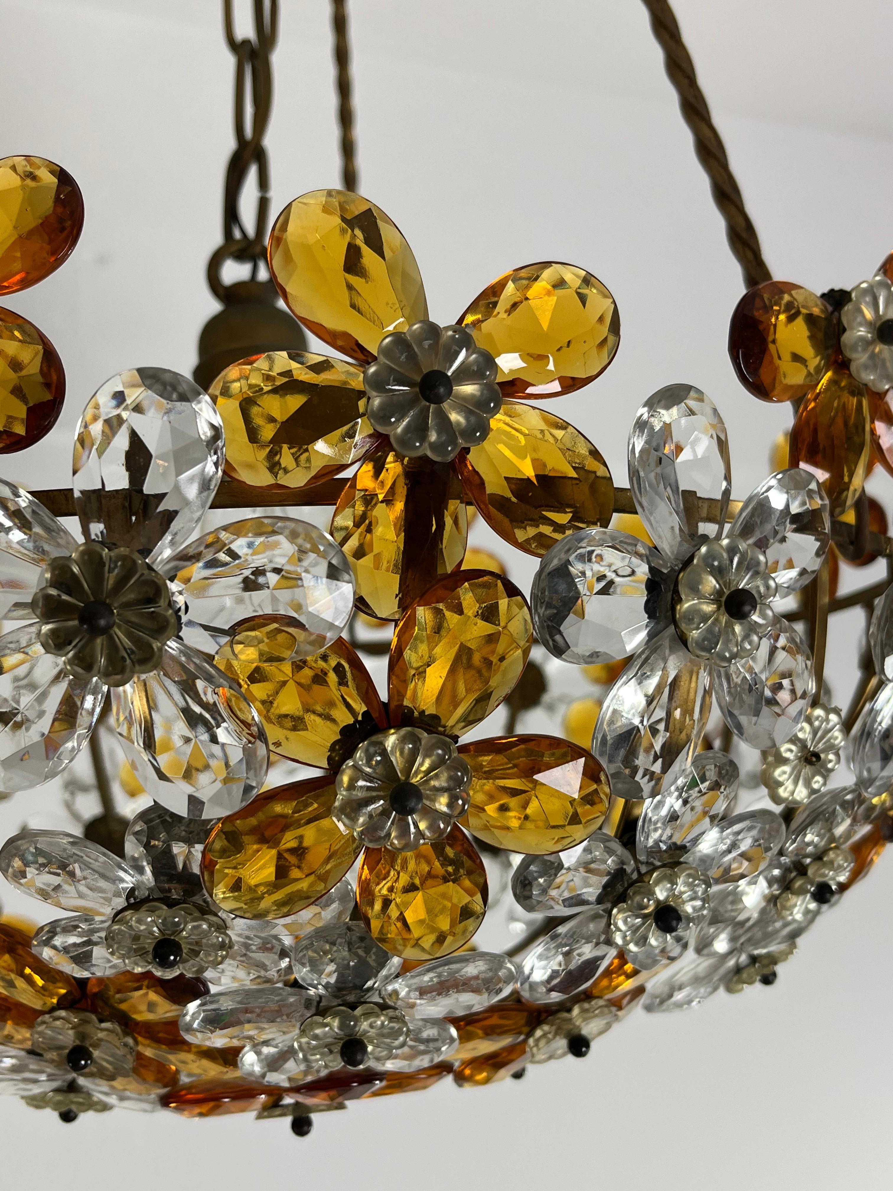 Mid-Century French Floral Chandelier In Brass And Faceted Crystal, 1960s In Good Condition In Palermo, IT