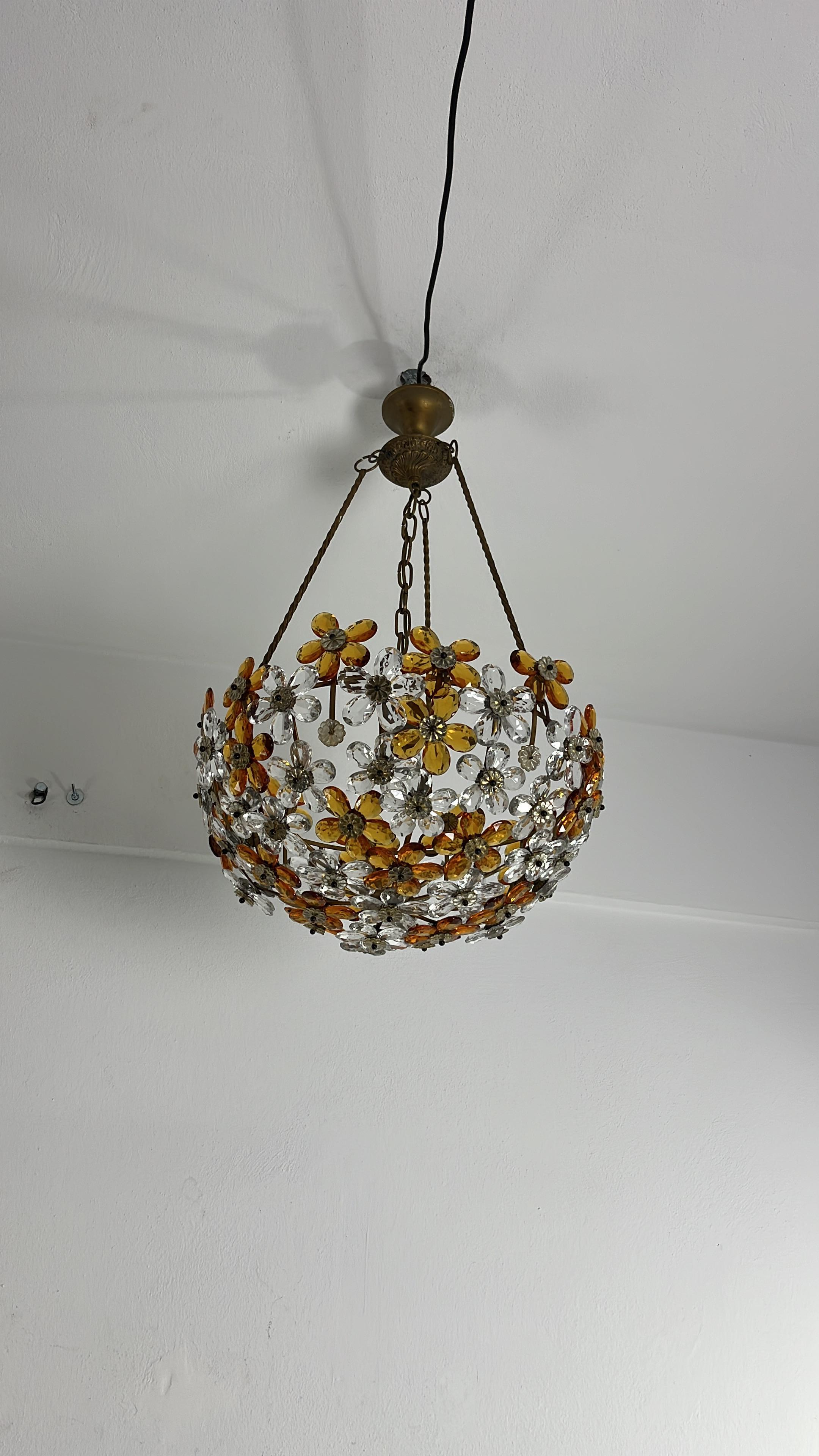 Mid-Century French Floral Chandelier In Brass And Faceted Crystal, 1960s 1