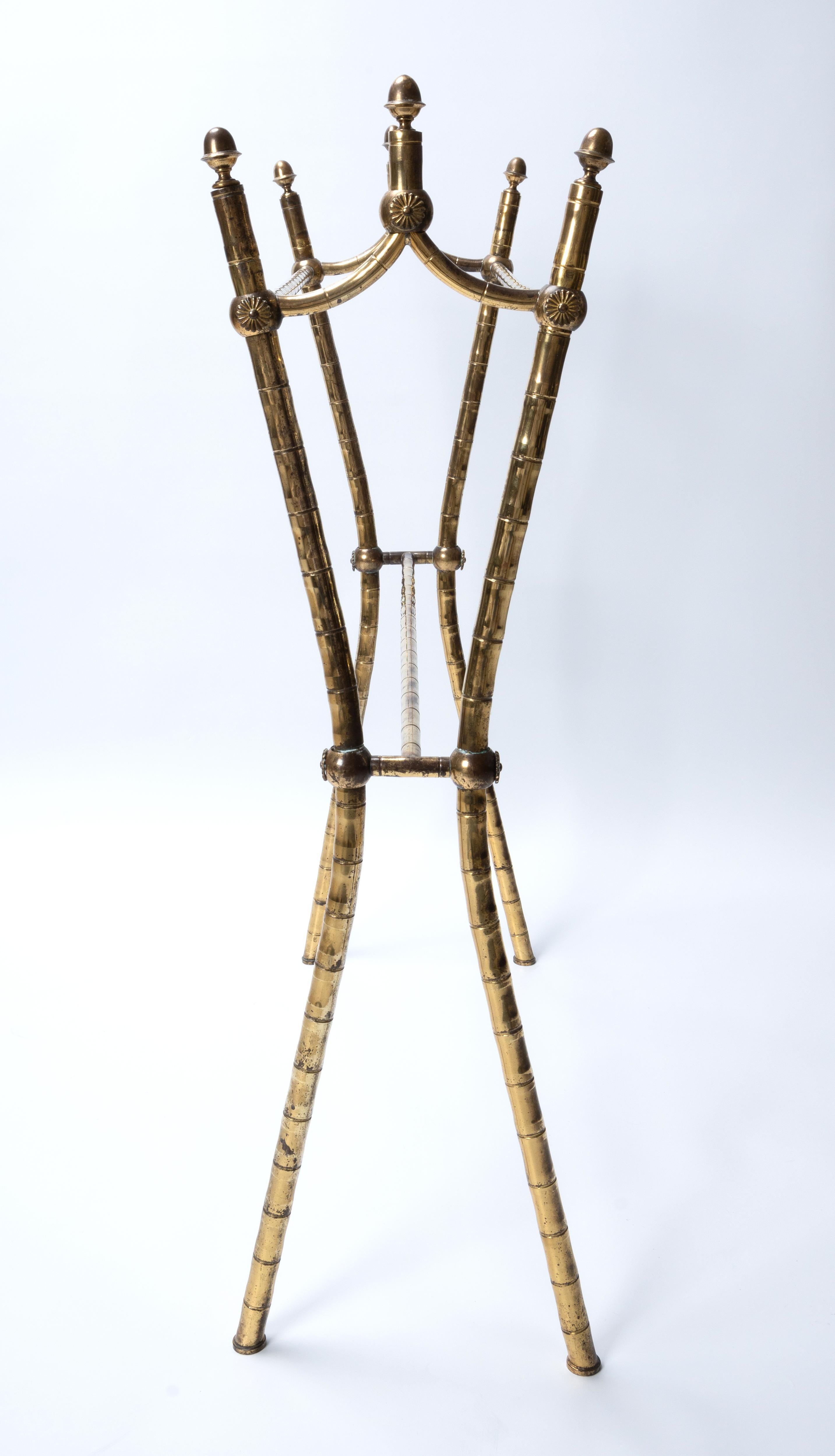 Appendiabiti a piantana francese del Mid Century, 
Maison Bagues C.1950
Stile neoclassico, metallo dorato ben patinato. 
Di buona e solida costruzione, presenta i prevedibili segni di appannamento del metallo dorato e di usura generale (fare