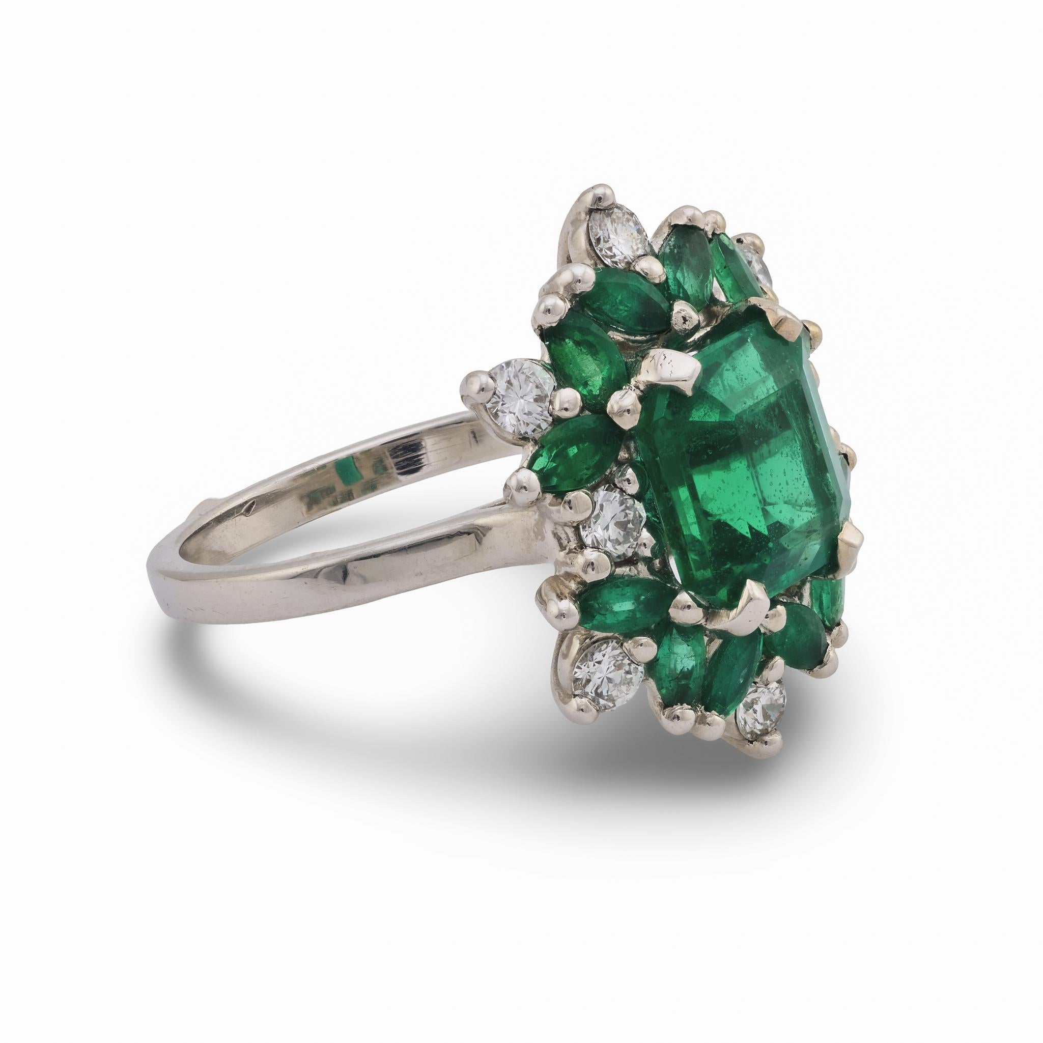 Französischer GIA-Cocktailring der Jahrhundertmitte mit 2,55 Karat Smaragd und Diamant aus 18 Karat Weißgold im Zustand „Gut“ im Angebot in Beverly Hills, CA