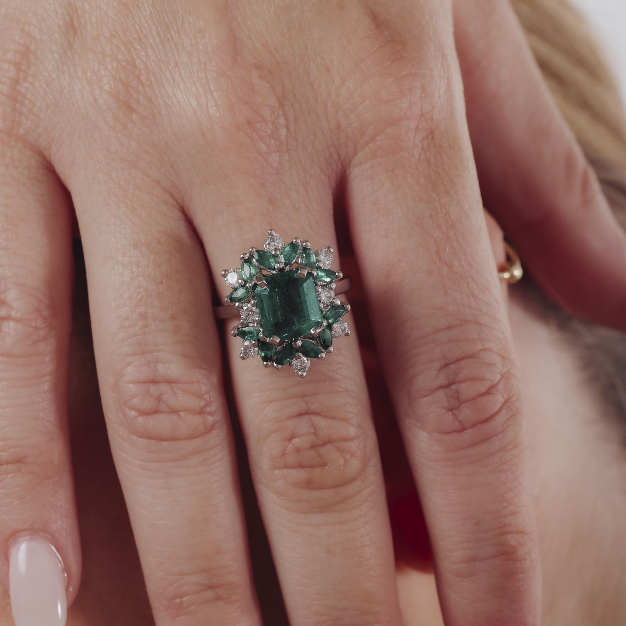 Französischer GIA-Cocktailring der Jahrhundertmitte mit 2,55 Karat Smaragd und Diamant aus 18 Karat Weißgold Damen im Angebot