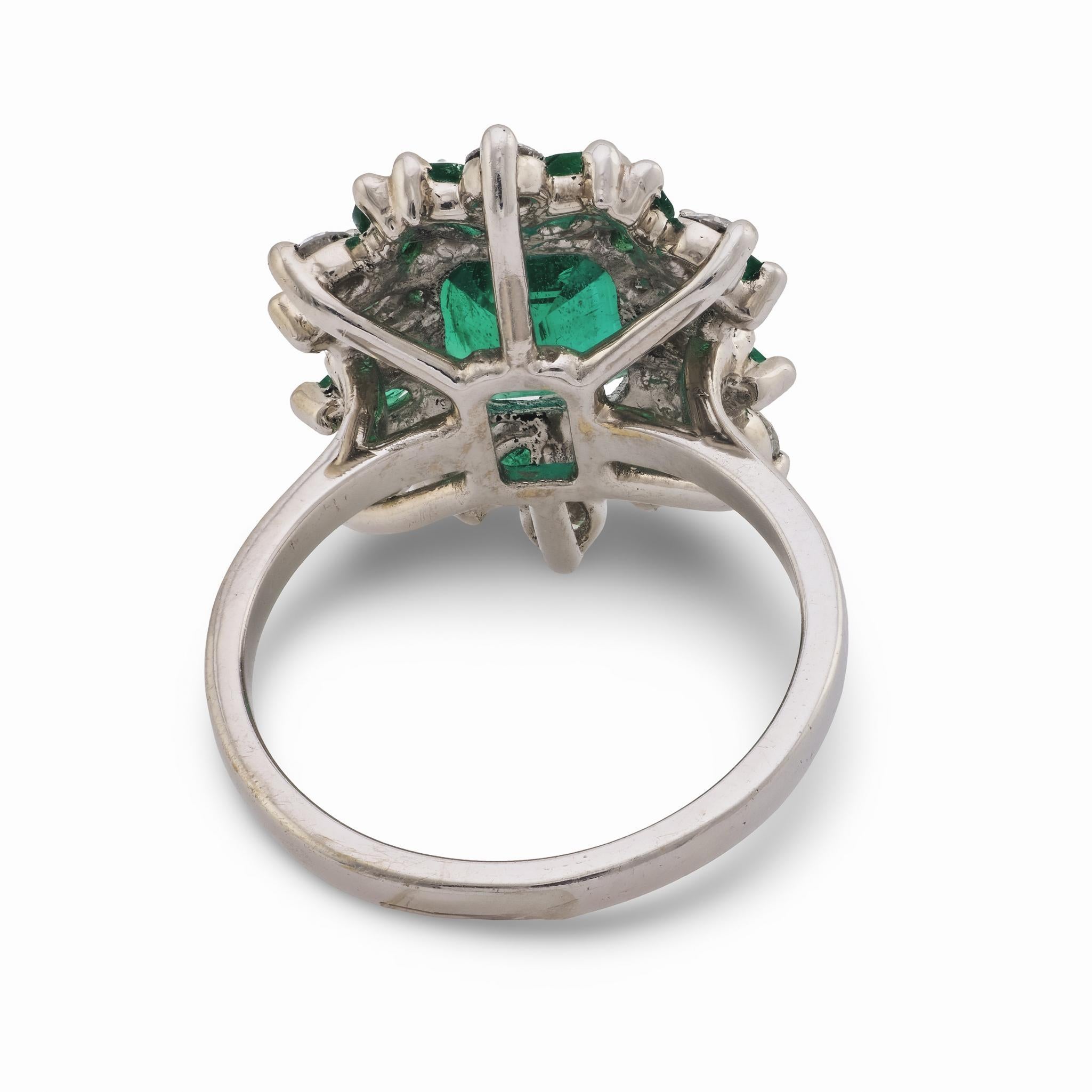 Französischer GIA-Cocktailring der Jahrhundertmitte mit 2,55 Karat Smaragd und Diamant aus 18 Karat Weißgold im Angebot 1