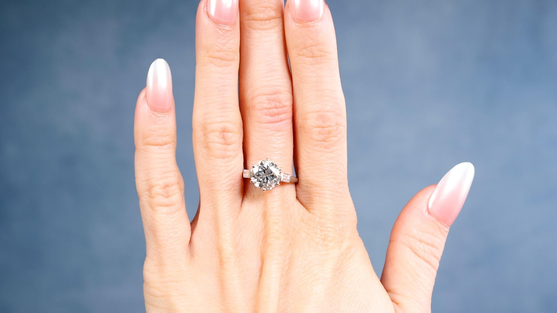 Une bague française du milieu du siècle en platine avec un diamant rond de 3.00 carats taillé en brillant GIA. Un diamant rond de taille brillant GIA de 3,00 carats, accompagné du numéro GIA #5231235634 indiquant que le diamant est K, de couleur