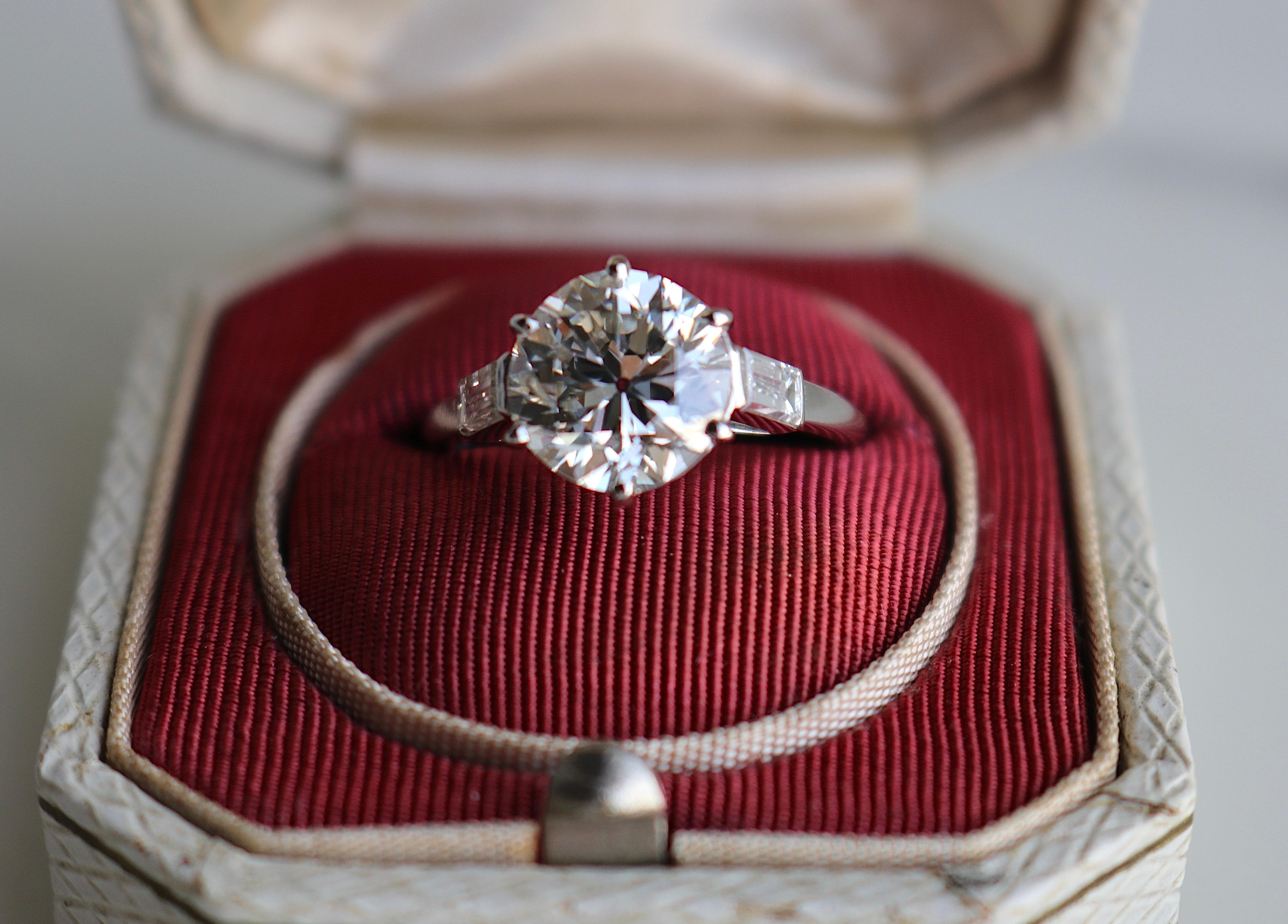 Women's or Men's Mid-Century French GIA 3.00 Carat Round Brilliant Cut Diamond Platinum Ring For Sale