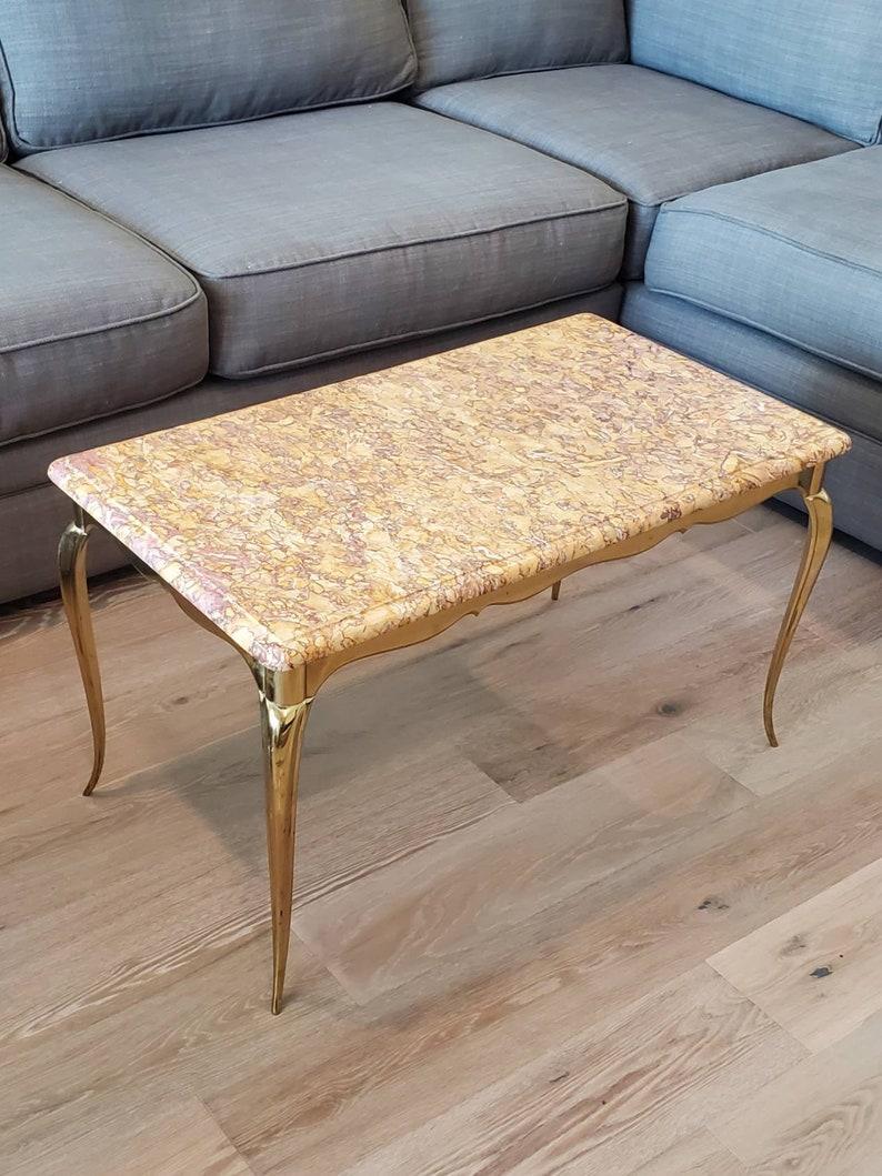 Table basse française du milieu du siècle dernier en laiton doré avec plateau en marbre Bon état - En vente à Forney, TX