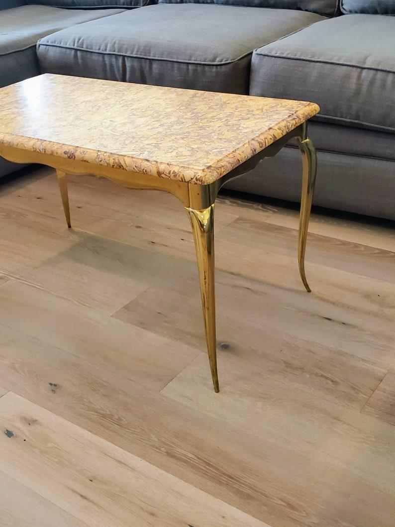 20ième siècle Table basse française du milieu du siècle dernier en laiton doré avec plateau en marbre en vente