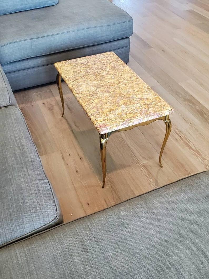 Laiton Table basse française du milieu du siècle dernier en laiton doré avec plateau en marbre en vente