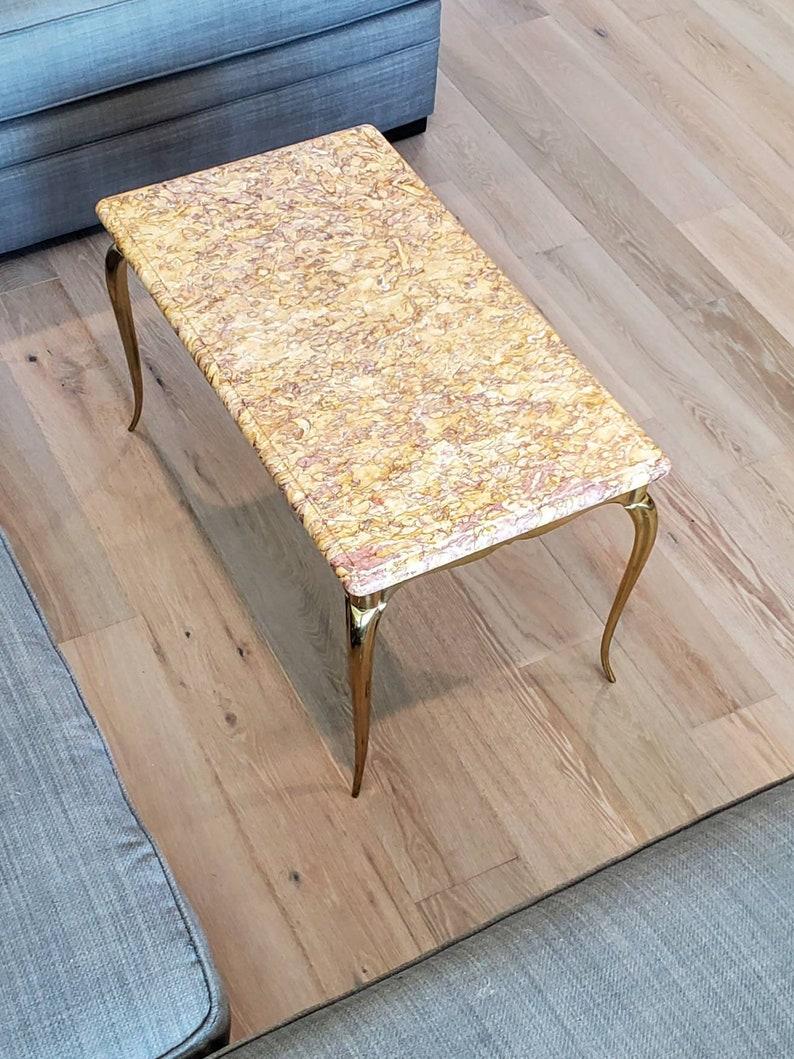Table basse française du milieu du siècle dernier en laiton doré avec plateau en marbre en vente 1