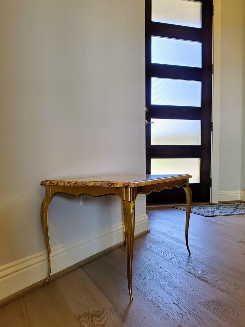 Table basse française du milieu du siècle dernier en laiton doré avec plateau en marbre en vente 5
