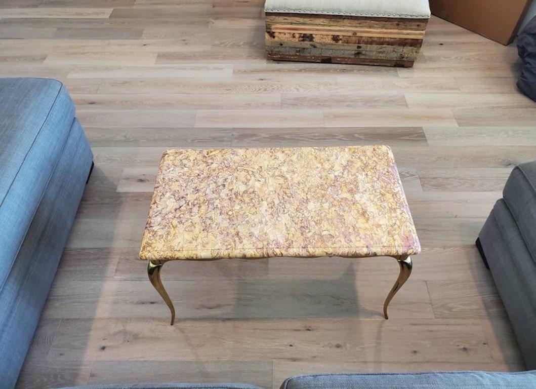 Table basse française du milieu du siècle dernier en laiton doré avec plateau en marbre en vente 2