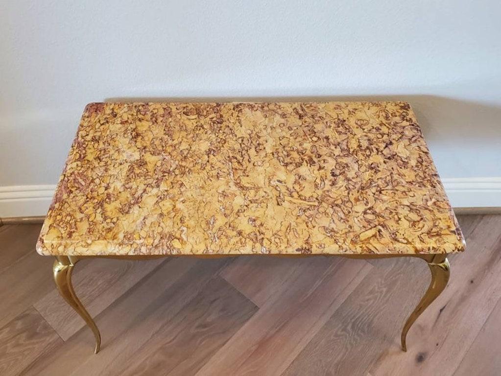 Table basse française du milieu du siècle dernier en laiton doré avec plateau en marbre en vente 3