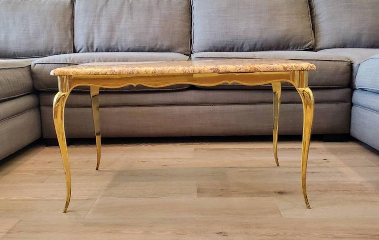 Table basse française du milieu du siècle dernier en laiton doré avec plateau en marbre en vente 4