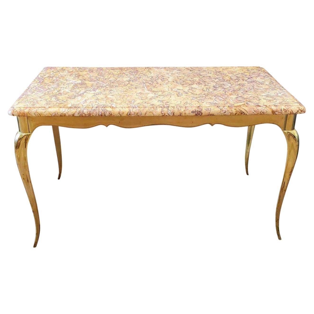 Table basse française du milieu du siècle dernier en laiton doré avec plateau en marbre en vente