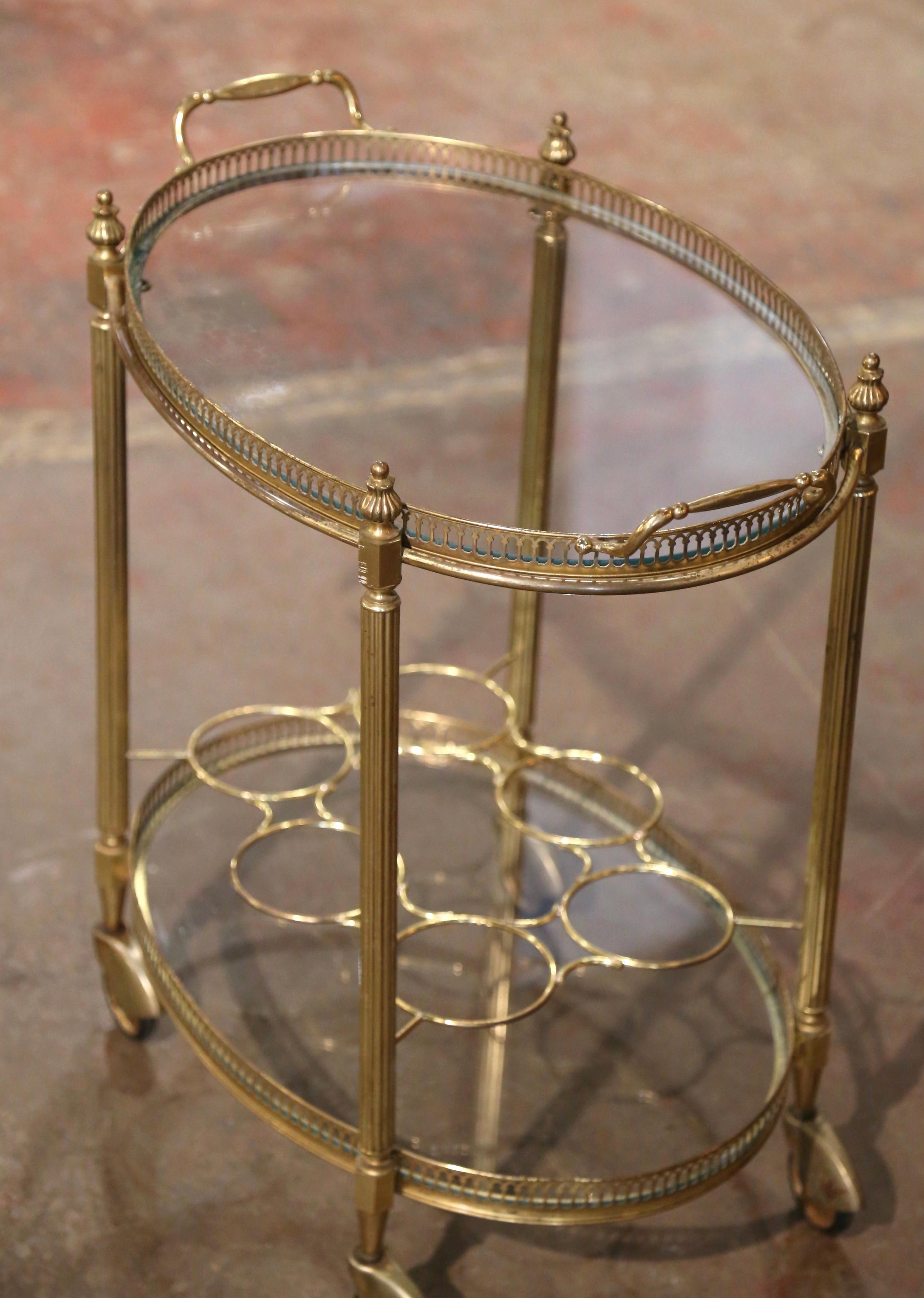 Laiton Chariot de service ovale à deux niveaux sur roulettes en laiton doré du milieu du siècle dernier en vente