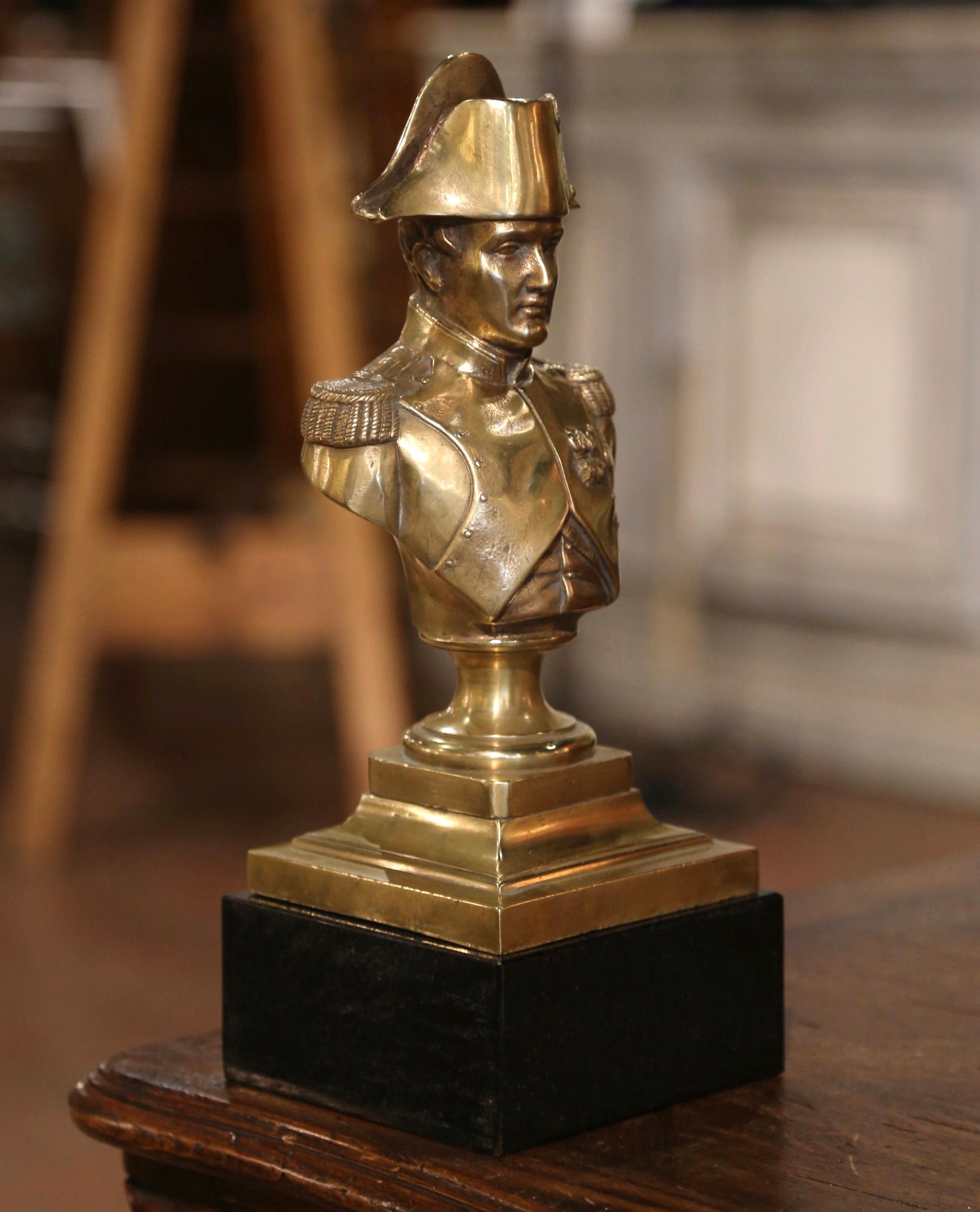 20ième siècle Buste de Napoléon du milieu du siècle dernier en bronze doré sur socle en marbre signé Ajaccio en vente