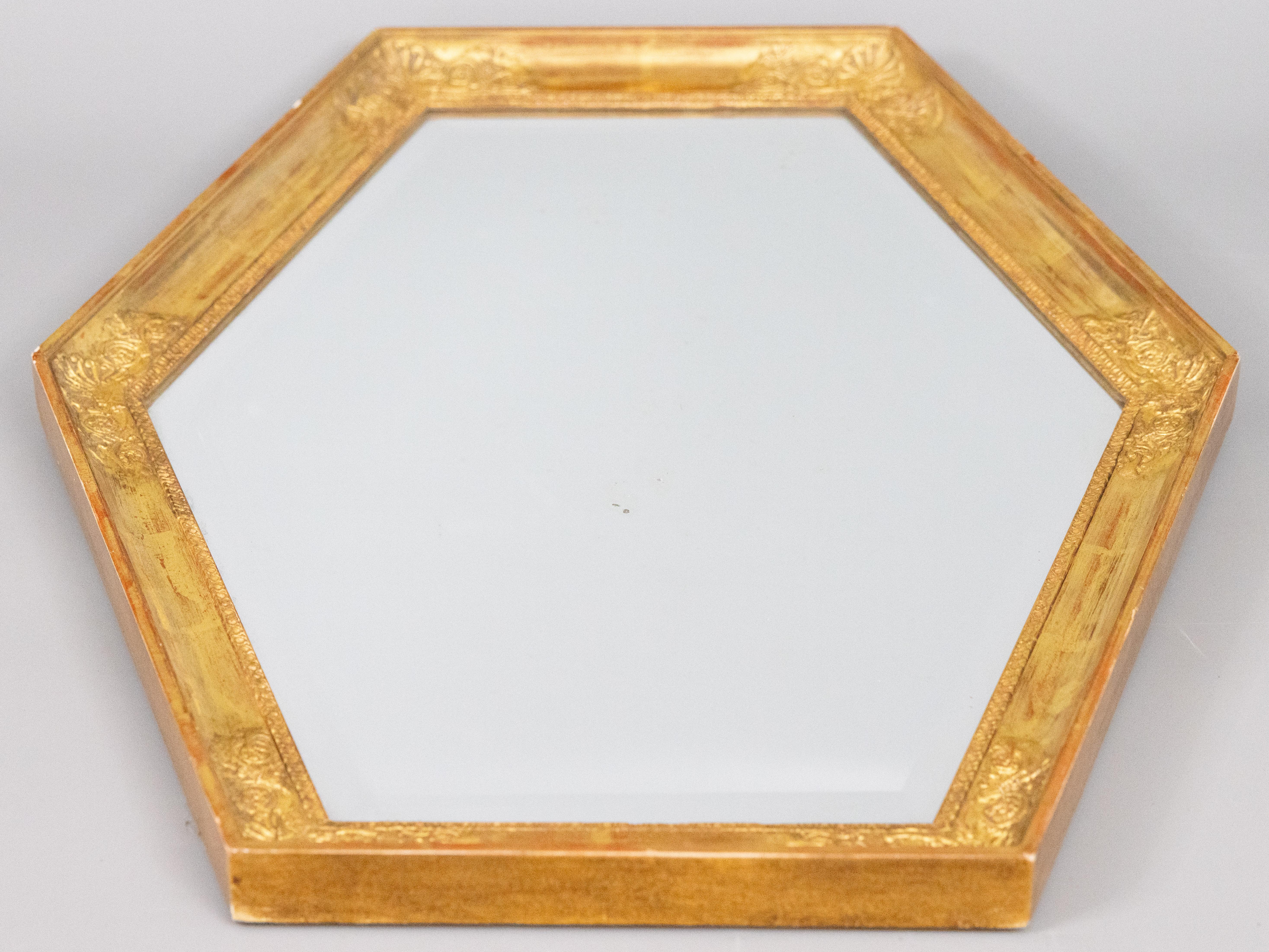 Espejo hexagonal de madera dorada francesa de mediados de siglo Francés en venta