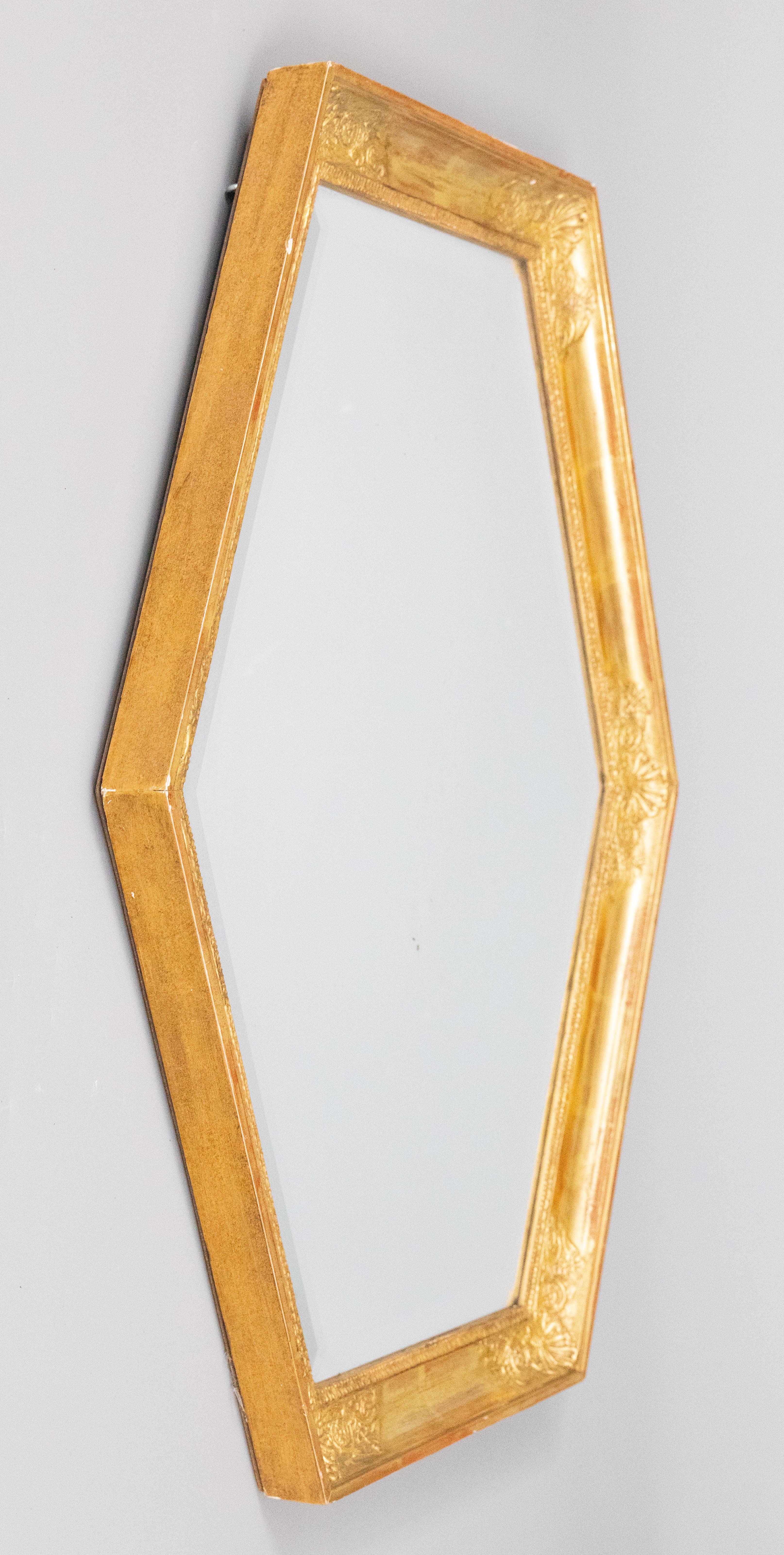Espejo hexagonal de madera dorada francesa de mediados de siglo Biselado en venta