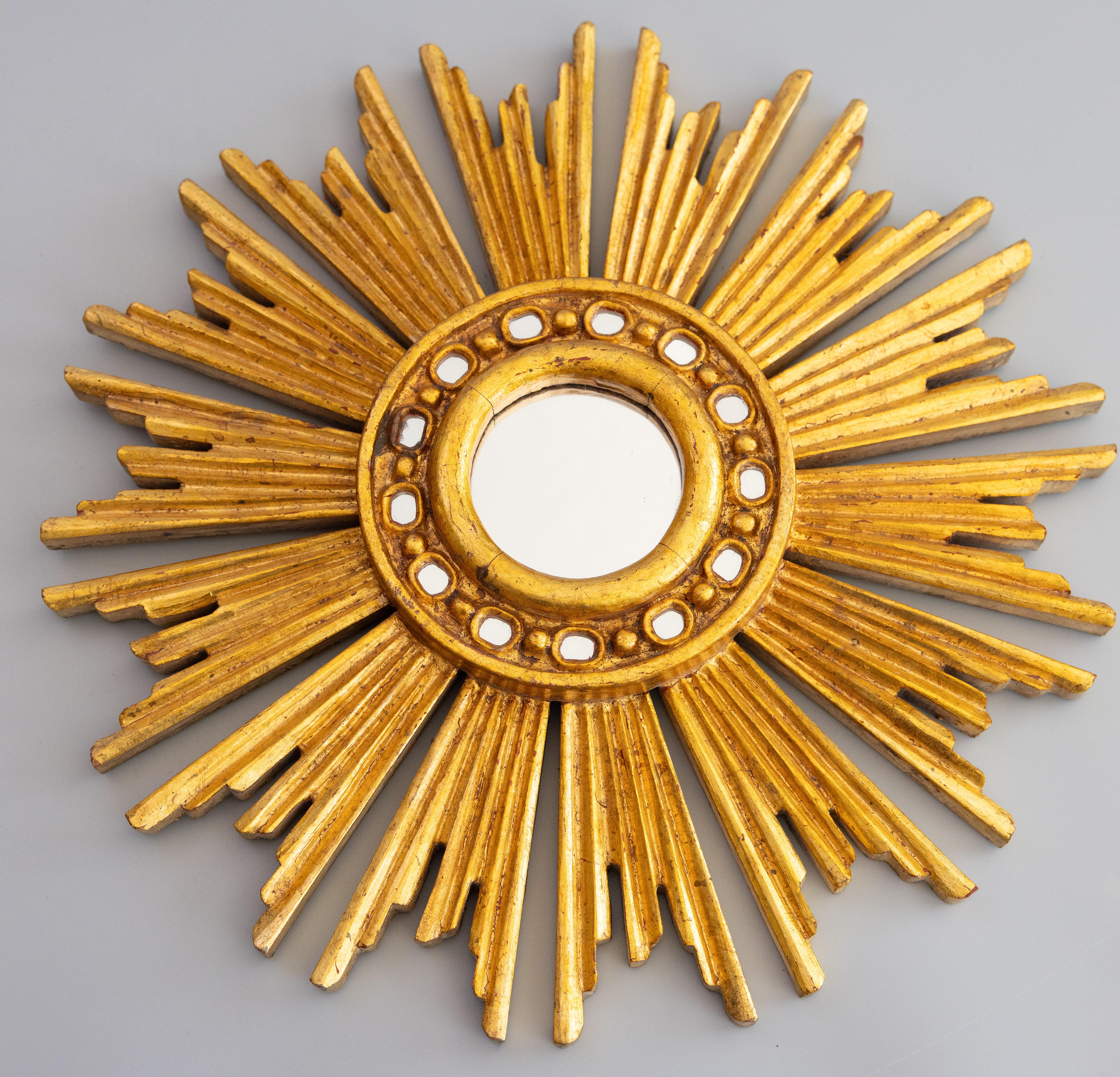Uno splendido specchio francese di metà secolo in legno dorato a raggiera o a stella con una bella patina dorata e raggi finemente intagliati. Sarebbe una splendida aggiunta a qualsiasi stanza! 

Dimensioni
15,75ʺW × 1,75ʺD × 15,75ʺH