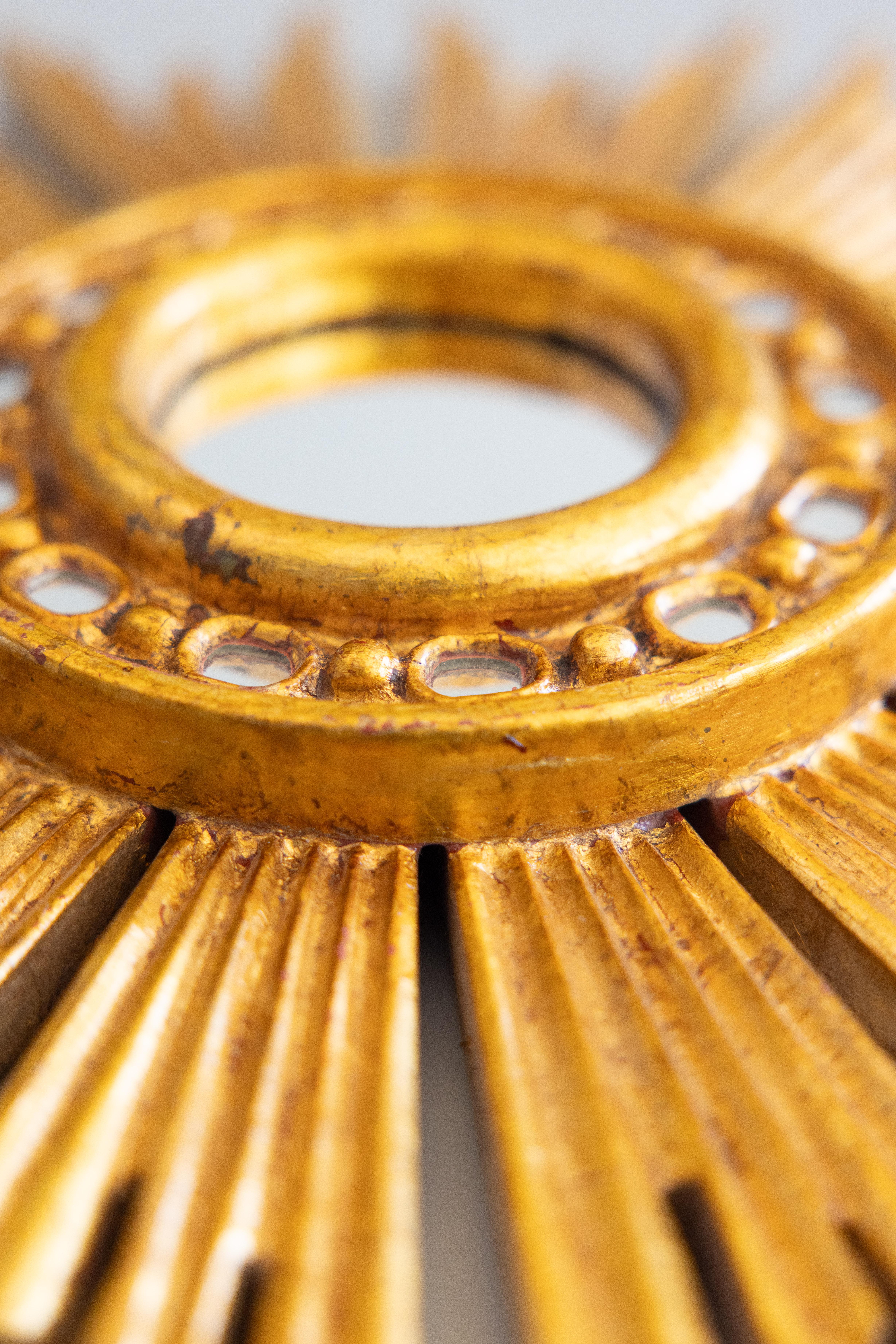 Mid-Century moderno Specchio francese di metà secolo in legno dorato a raggiera in vendita