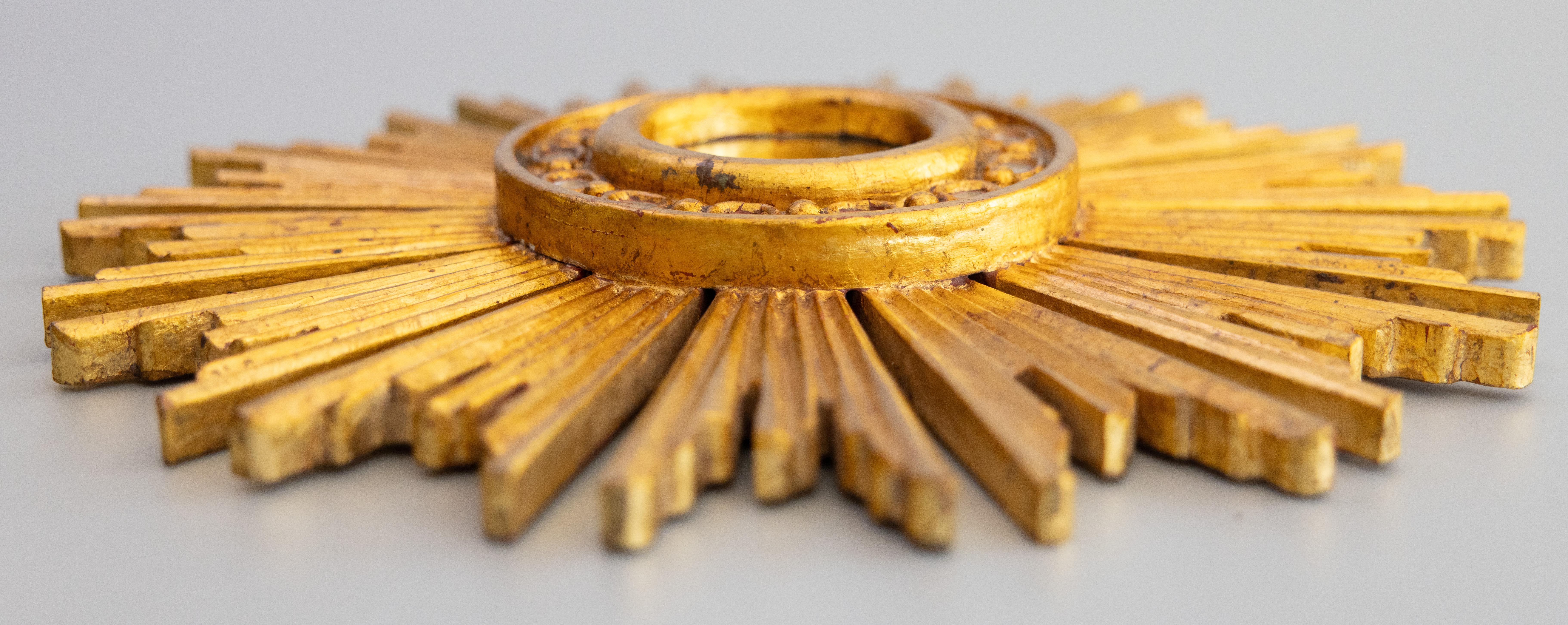 Francese Specchio francese di metà secolo in legno dorato a raggiera in vendita