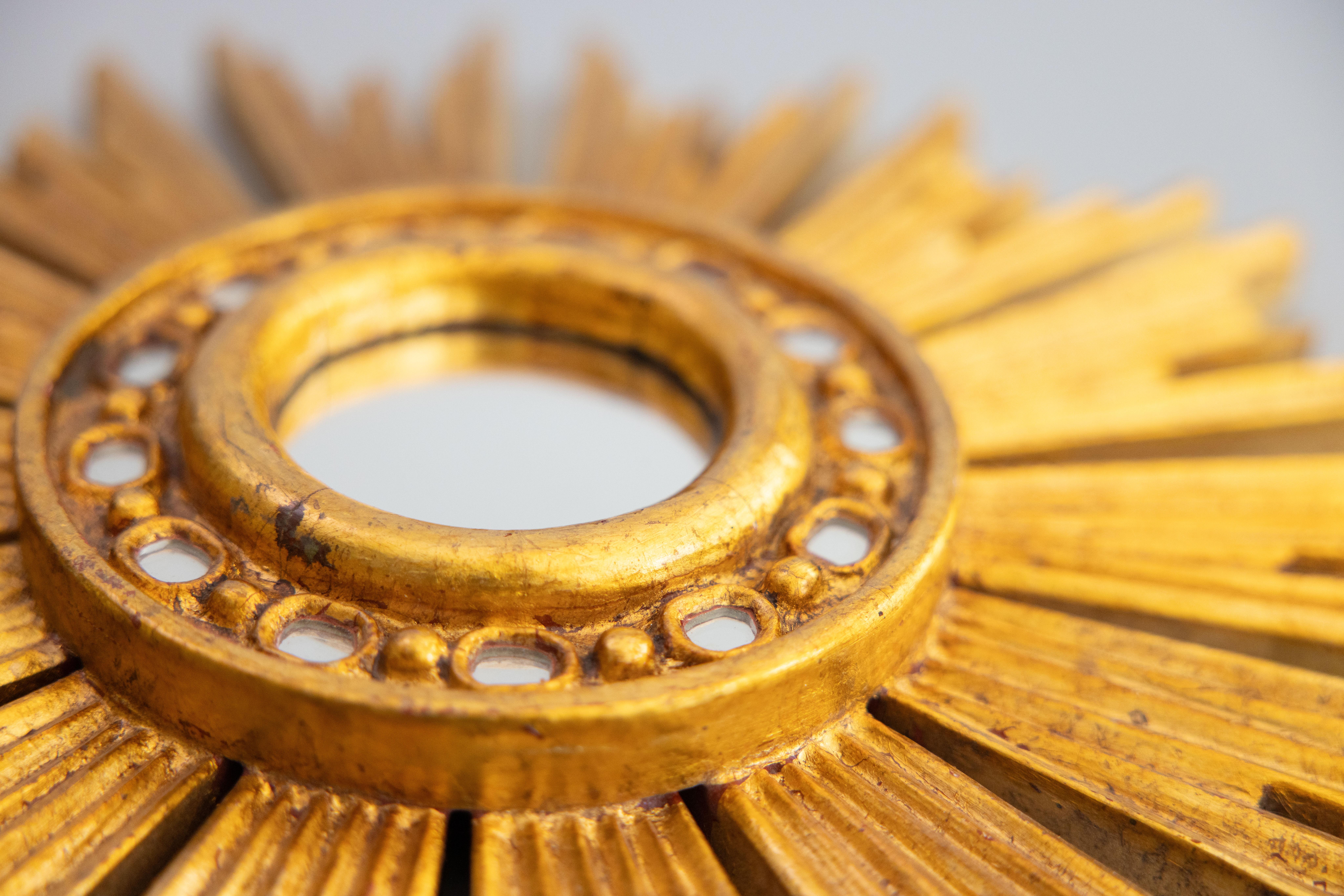 Intagliato a mano Specchio francese di metà secolo in legno dorato a raggiera in vendita