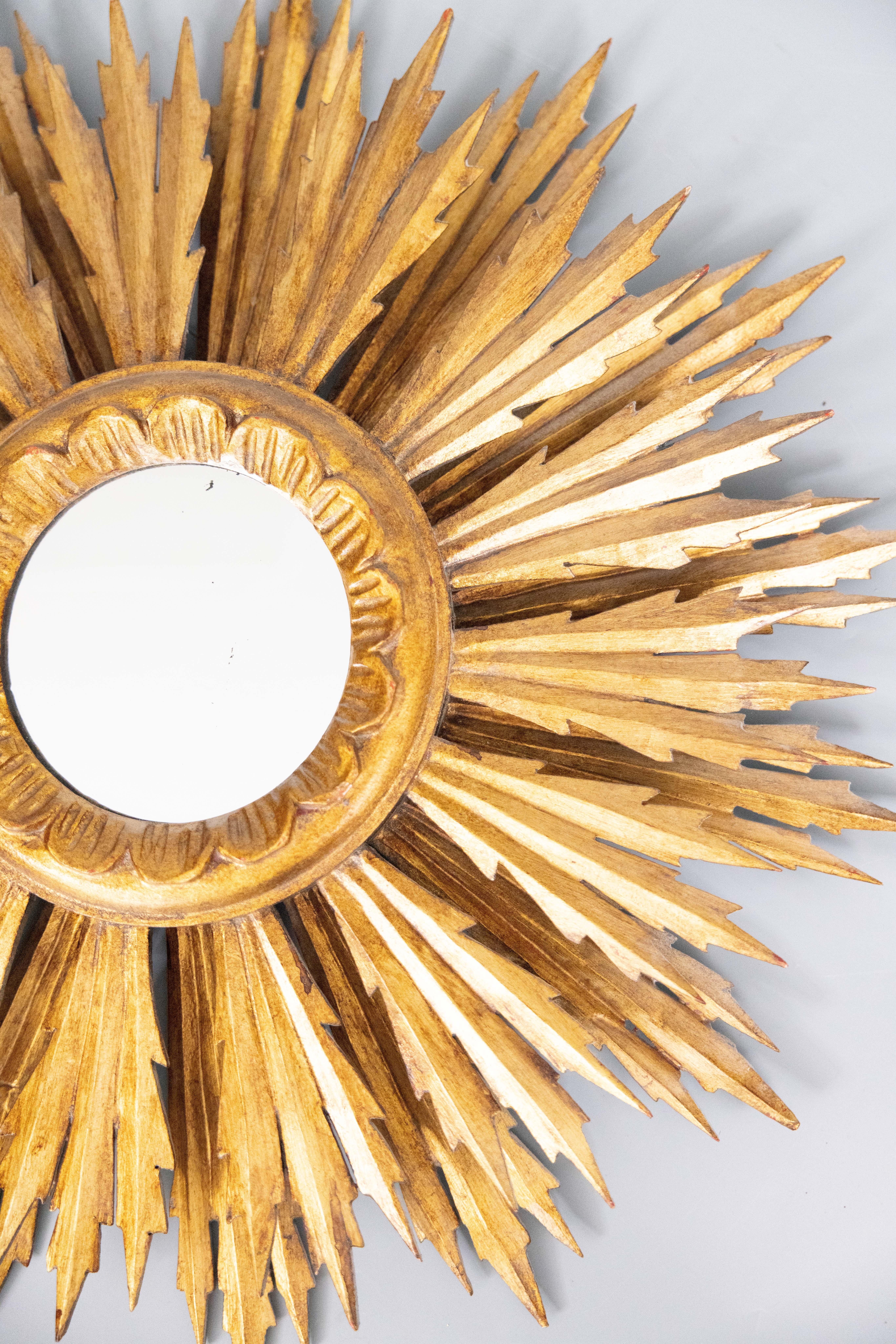 Eine atemberaubende große Vintage Mitte des 20. Jahrhunderts Französisch vergoldetem Holz Sonnenschliff Spiegel. Der prächtige Spiegel hat eine schöne vergoldete Patina mit wunderschön handgeschnitzten, gestaffelten Strahlen in wechselnden Stilen.